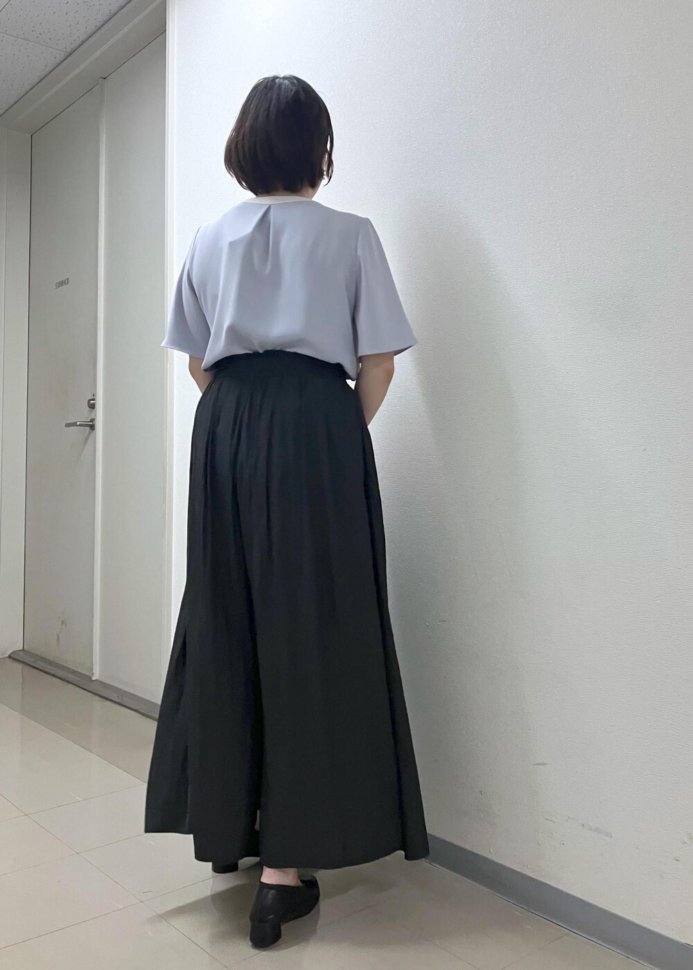 「初秋コーデ、秋コーデ、お仕事コーデ、授業参観日コーデ、きれいめコーデ、ROPÉ PICNIC、ストレート、ブルべ夏、混合、低身長、トップス、シャツ/ブラウス、パンツ、バッグ、ショルダーバッグ」｜「ROPE' PICNICのリボンギャザーミドルヒールパンプス（パンプス、ブラック系）」を使った、ゆんさん（レディース・155cm）の秋コーディネートの3枚目の写真