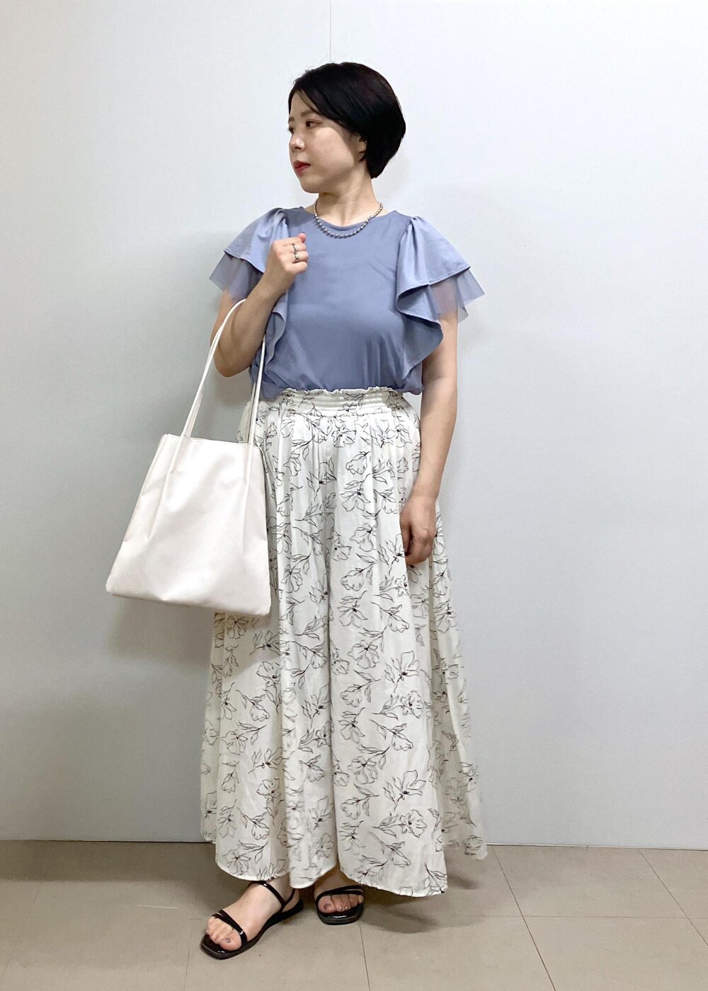 「夏コーデ、初秋コーデ、パンツスタイル、体型カバー、ROPÉ PICNIC、ストレート、ブルべ夏、混合、トップス、Tシャツ/カットソー、シャツ/ブラウス、パンツ、バッグ、トートバッグ、GDH15160」｜「ROPE' PICNICのイージースカーチョ/UVカット・洗濯機OK（その他パンツ、ホワイト系）」を使った、ゆんさん（レディース・155cm）の春コーディネートの8枚目の写真
