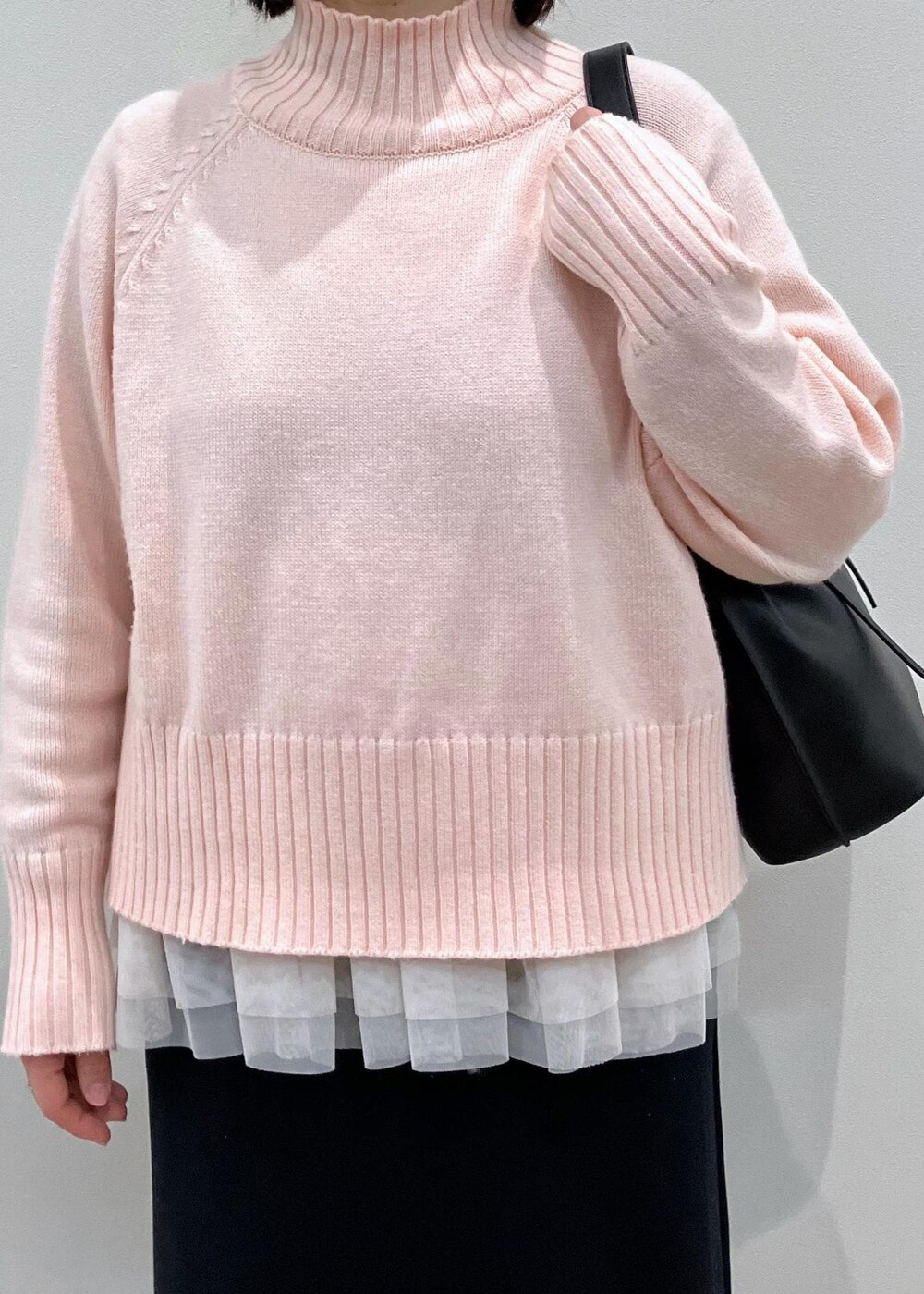 「初春コーデ、冬コーデ、お出かけコーデ、推し活コーデ、お正月・初詣コーデ、女子会コーデ、スカートスタイル、体型カバー、ROPÉ PICNIC、ストレート、ブルべ夏、混合、トップス、ニット/セーター、ベスト」｜「ROPE' PICNICの【3サイズ展開】裏起毛ボンディングジョーゼットアイラインスカート（スカート、ブラック系）」を使った、ゆんさん（レディース・155cm）の冬コーディネートの6枚目の写真