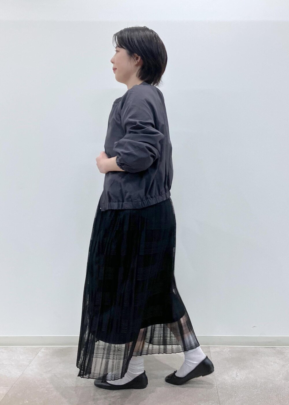 「春コーデ、初夏コーデ、夏コーデ、お出かけコーデ、女子会コーデ、スカートスタイル、ROPÉ PICNIC、ストレート、ブルべ夏、混合、トップス、ニット/セーター、ジャケット/アウター、ブルゾン、スカート」｜「ROPE' PICNICのレイヤードにも/プリーツレーススカート（スカート、ブラック系）」を使った、ゆんさん（レディース・155cm）の春コーディネートの4枚目の写真