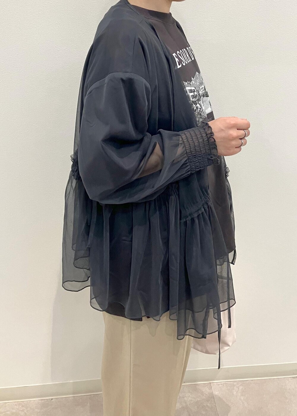 「GIX14090、GIA14190、GSM14040、GDS14130、GDK14090、大人カジュアル、骨格ストレート、24SS夏の新作、麻調シアーシリーズ、セットアップ対応、ワイドパンツ、サンダル、デザインT、Tシャツ、トップス」｜「ROPE' PICNICの洗えるメッシュハンドルミドルトートバッグ（トートバッグ、ホワイト系）」を使った、ゆんさん（レディース・155cm）の夏コーディネートの6枚目の写真