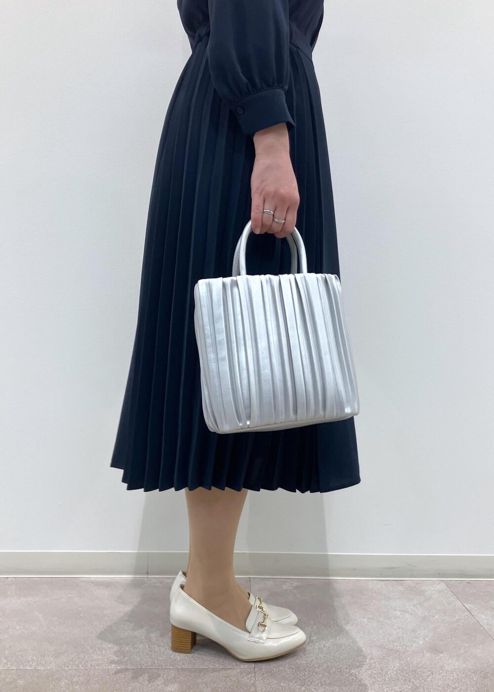 「GDE14900、GIA14010、GIX14040、骨格ストレート、ワンピース、HARUTA、小柄さん向け、ROPEPICNIC、ROPE PICNIC、ロペピクニック、お仕事、オフィスカジュアル、フォーマル、入学式、入園式」｜「ROPE' PICNICのプリーツミドルトート＆ショルダーバッグ（ハンドバッグ、シルバー系）」を使った、ゆんさん（レディース・155cm）の春コーディネートの8枚目の写真