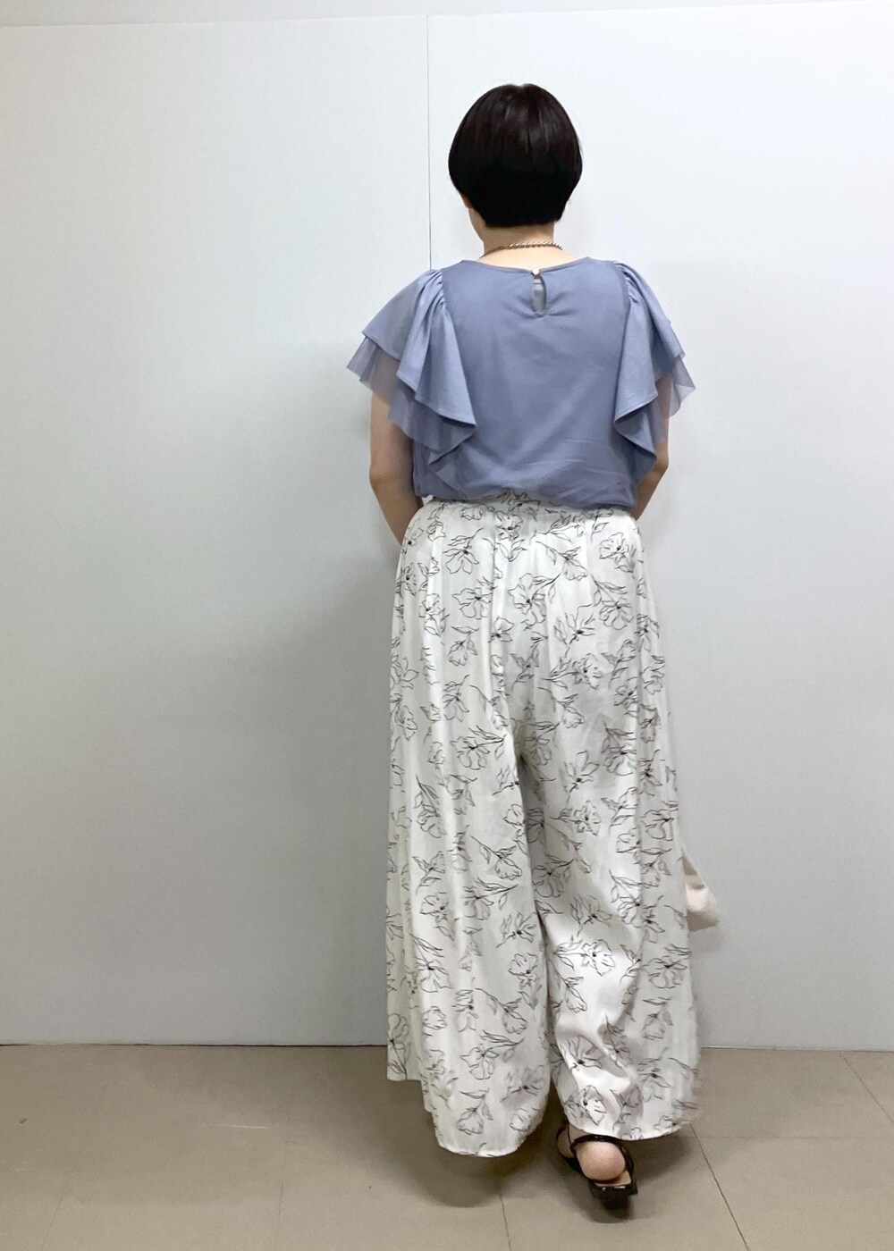 「夏コーデ、デートコーデ、お出かけコーデ、旅行コーデ、推し活コーデ、女子会コーデ、パンツスタイル、体型カバー、ROPÉ PICNIC、ストレート、ブルべ夏、混合、トップス、Tシャツ/カットソー、パンツ」｜「ROPE' PICNICの【UVカット・接触冷感】Cutee チュールフリルトップス（Tシャツ/カットソー、ブルー系）」を使った、ゆんさん（レディース・155cm）の春コーディネートの3枚目の写真