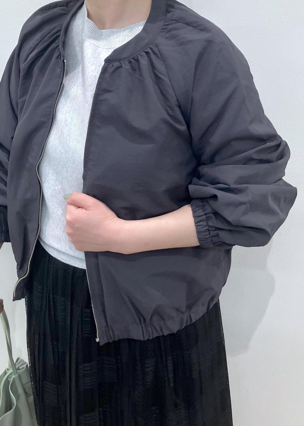「春コーデ、初夏コーデ、夏コーデ、お出かけコーデ、女子会コーデ、スカートスタイル、ROPÉ PICNIC、ストレート、ブルべ夏、混合、トップス、ニット/セーター、ジャケット/アウター、ブルゾン、スカート」｜「ROPE' PICNICのレイヤードにも/プリーツレーススカート（スカート、ブラック系）」を使った、ゆんさん（レディース・155cm）の春コーディネートの8枚目の写真