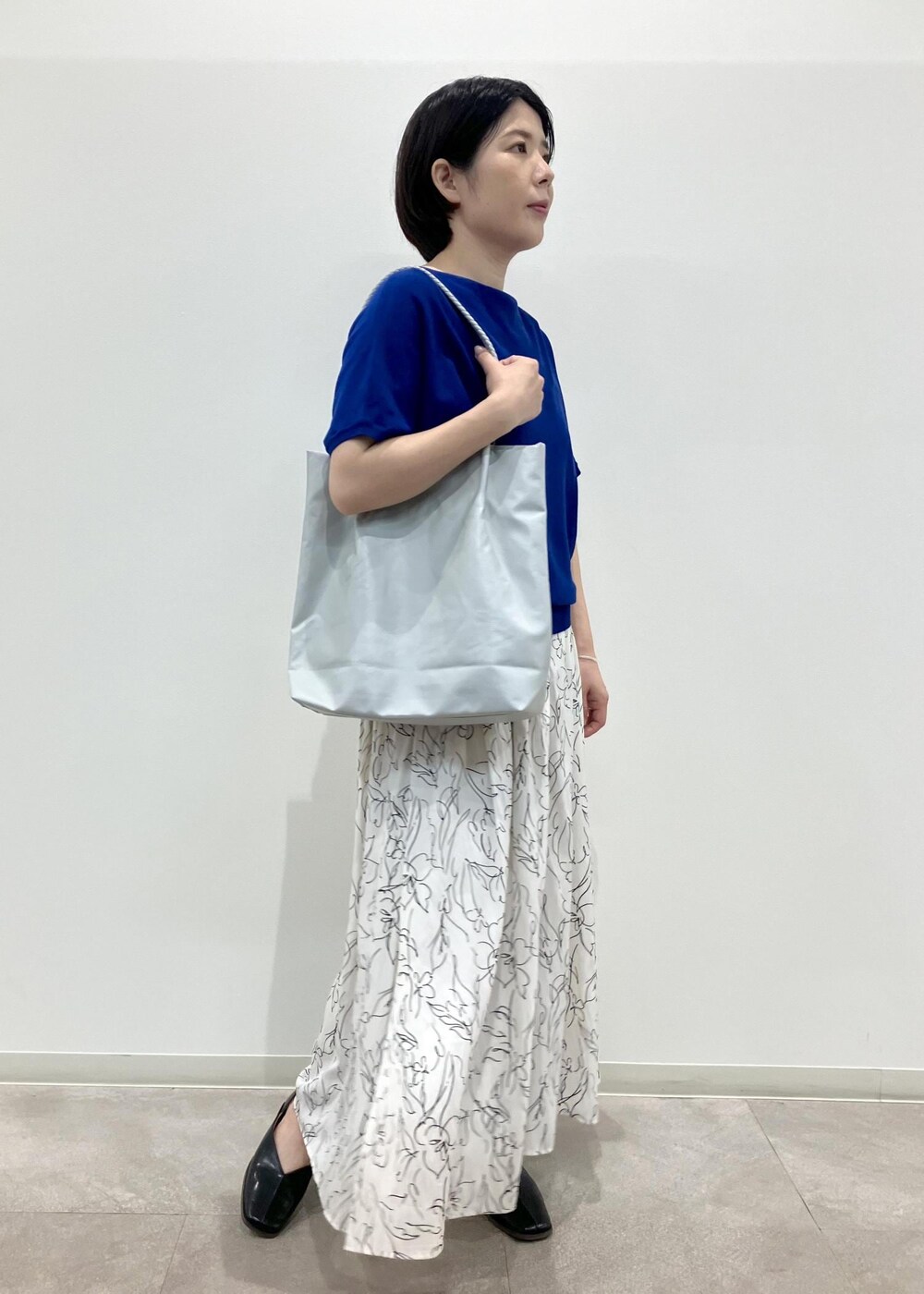 「夏コーデ、お出かけコーデ、大人カジュアル、ROPÉ PICNIC、ストレート、ブルべ夏、混合、低身長、トップス、ニット/セーター、パンツ、バッグ、トートバッグ、シューズ、パンプス」｜「ROPE' PICNICの【新色追加】スクエアトゥセンターシーム甲深バブーシュ（パンプス、ブラック系）」を使った、ゆんさん（レディース・155cm）の夏コーディネートの3枚目の写真