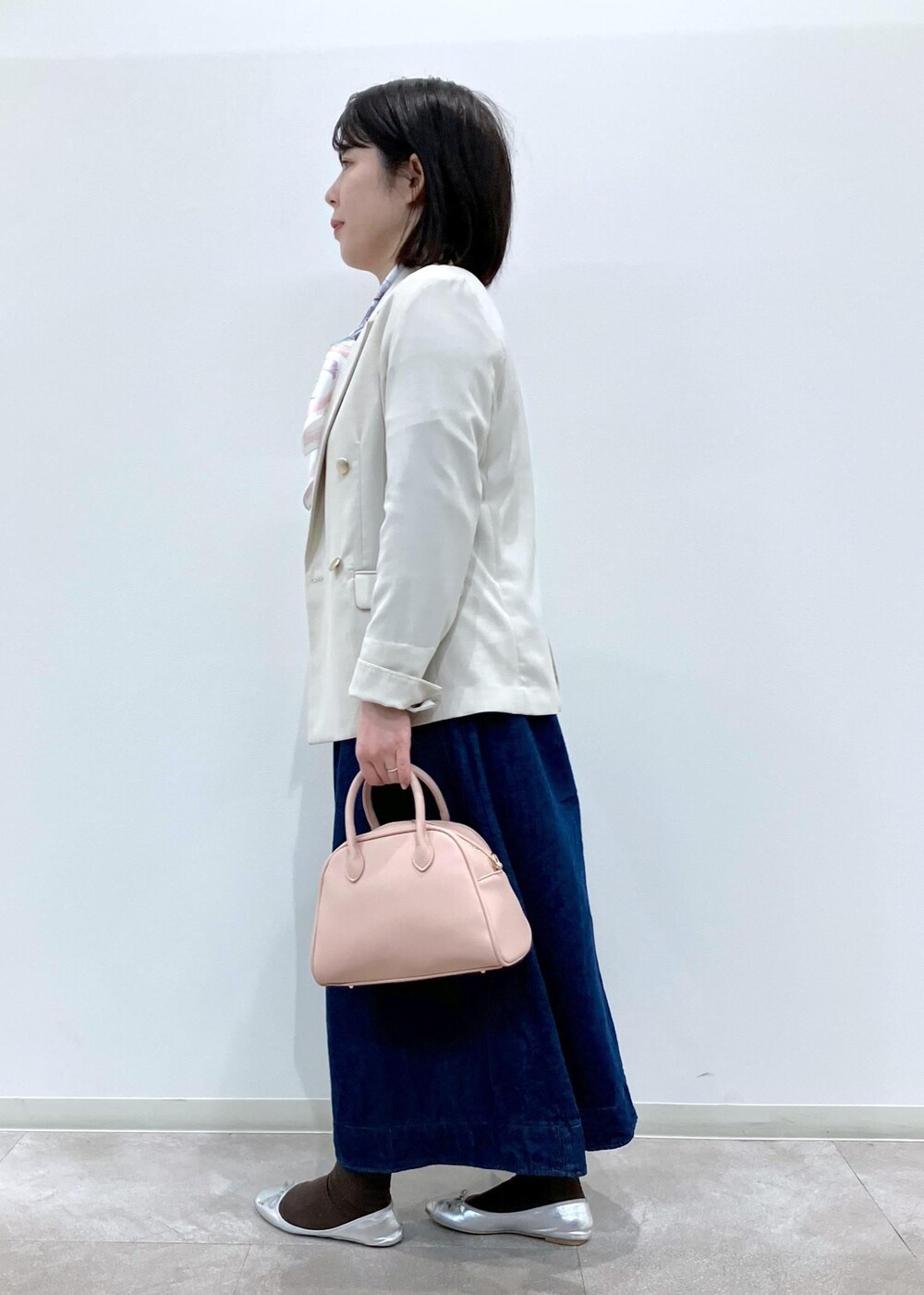 「お花見コーデ、ROPÉPICNIC_TIMESALE、春コーデ、デートコーデ、お出かけコーデ、女子会コーデ、体型カバー、ROPÉ PICNIC、ストレート、ブルべ夏、混合、ジャケット/アウター、テーラードジャケット、ワンピース、バッグ」｜「ROPE' PICNICのデニムワンピース（ワンピース、ブルー系）」を使った、ゆんさん（レディース・155cm）の春コーディネートの2枚目の写真