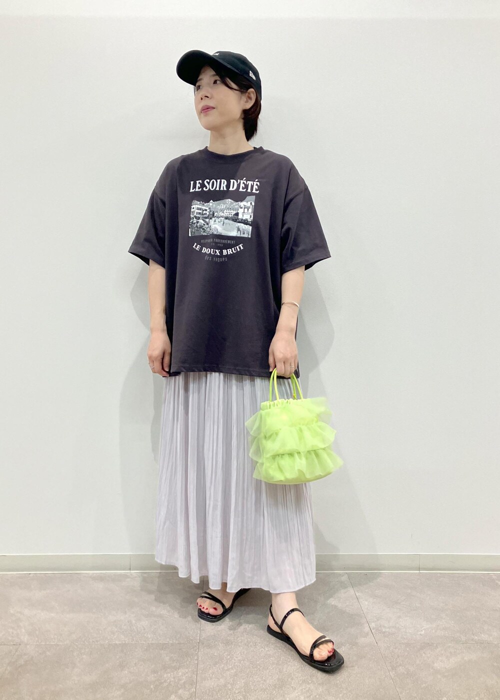 「夏コーデ、お出かけコーデ、カジュアルコーデ、ROPÉ PICNIC、ストレート、ブルべ夏、混合、低身長、トップス、Tシャツ/カットソー、ベスト、スカート、バッグ、ショルダーバッグ、シューズ」｜「ROPE' PICNICのスキニーストラップフラットサンダル（サンダル、ブラック系）」を使った、ゆんさん（レディース・155cm）の夏コーディネートの5枚目の写真