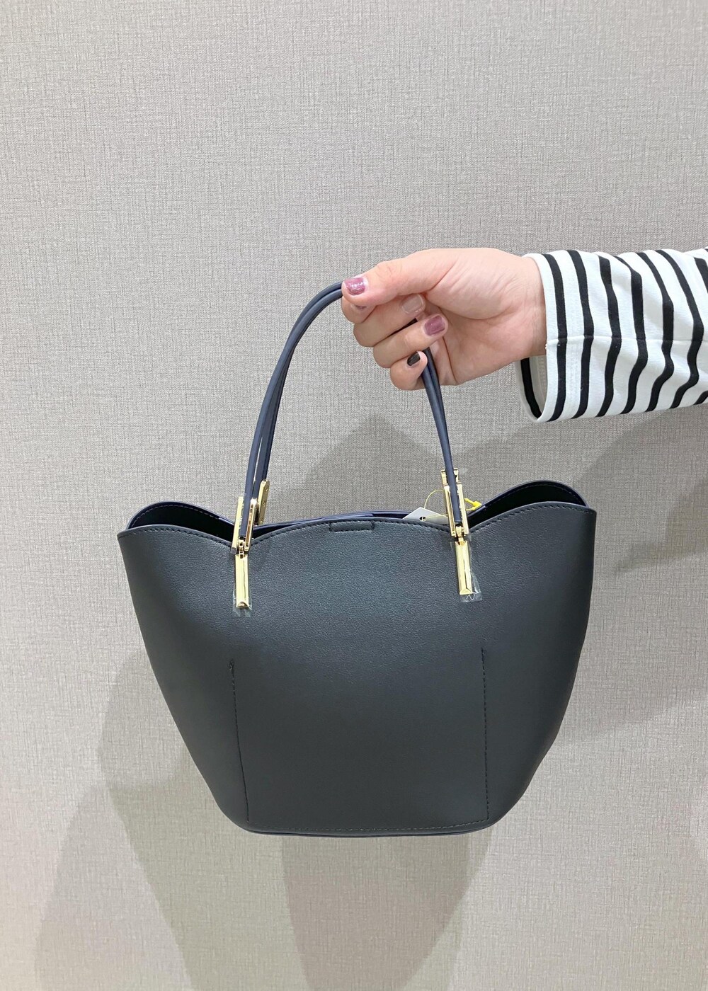 「W雑貨_pickup、初秋コーデ、秋コーデ、お出かけコーデ、女子会コーデ、大人カジュアル、レイヤード、スカートスタイル、体型カバー、ROPÉ PICNIC、ストレート、ブルべ夏、混合、低身長、トップス」｜「ROPE' PICNICの細ボーダー天竺トップス/リンクコーデ（Tシャツ/カットソー、ホワイト系）」を使った、ゆんさん（レディース・155cm）の秋コーディネートの7枚目の写真