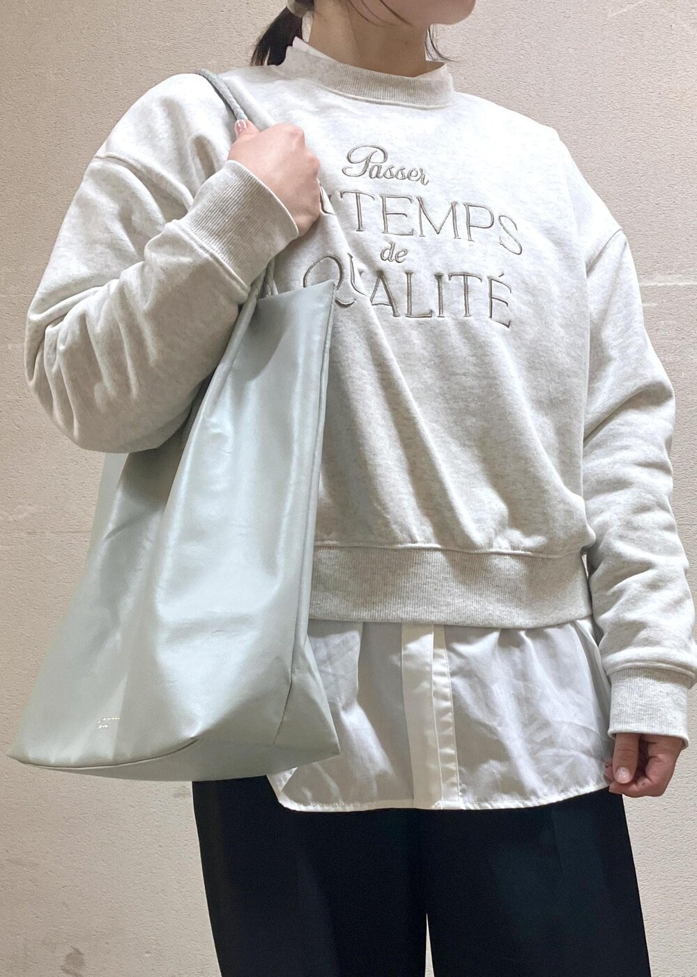 「初春コーデ、春コーデ、お出かけコーデ、フェスコーデ、女子会コーデ、大人カジュアル、レイヤード、パンツスタイル、体型カバー、ROPÉ PICNIC、ストレート、ブルべ夏、混合、トップス、シャツ/ブラウス」｜「ROPE' PICNICの花粉ガード・シワになりにくい/ギャザーシャツブラウス（シャツ/ブラウス、ホワイト系）」を使った、ゆんさん（レディース・155cm）の冬コーディネートの6枚目の写真