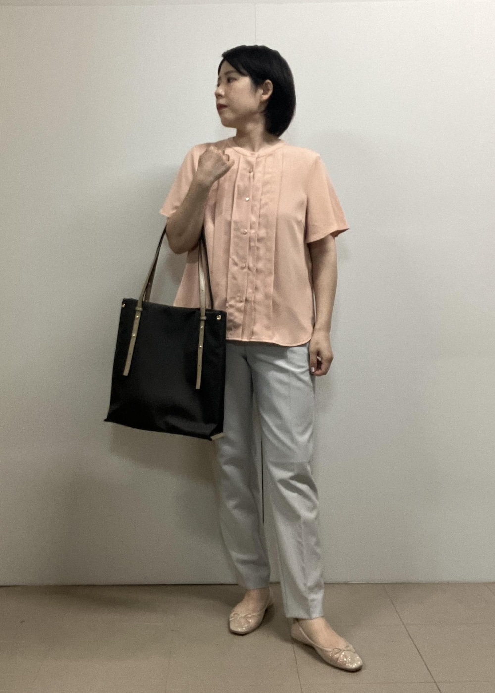 「春のお仕事服_pickup、初夏コーデ、夏コーデ、初秋コーデ、お仕事コーデ、授業参観日コーデ、きれいめコーデ、ROPÉ PICNIC、ストレート、ブルべ夏、混合、トップス、シャツ/ブラウス、ジャケット/アウター、ノーカラージャケット」｜「ROPE' PICNICの多機能ランダムタックハーフスリーブブラウス / 通勤にも（シャツ/ブラウス、オレンジ系）」を使った、ゆんさん（レディース・155cm）の春コーディネートの5枚目の写真