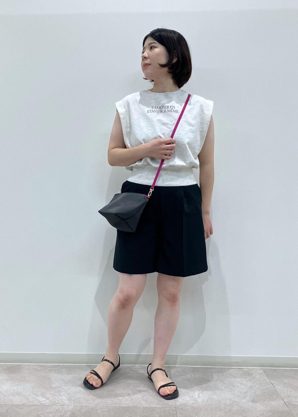 「初秋コーデ、お出かけコーデ、旅行コーデ、大人カジュアル、ROPÉ PICNIC、ストレート、ブルべ夏、混合、低身長、トップス、スウェット、カーディガン、パンツ、バッグ、ショルダーバッグ」｜「ROPE' PICNICのスキニーストラップフラットサンダル（サンダル、ブラック系）」を使った、ゆんさん（レディース・155cm）の夏コーディネートの6枚目の写真