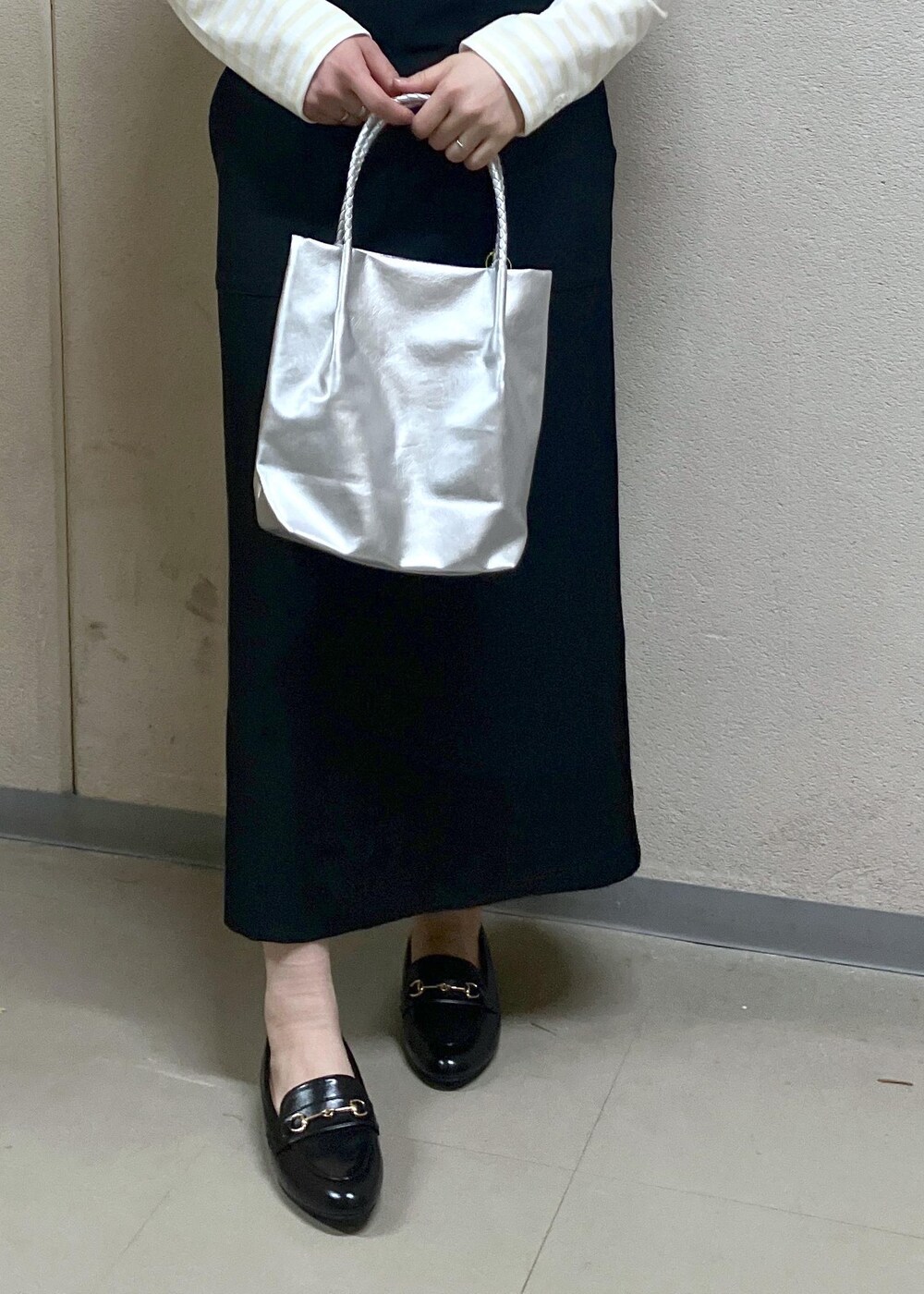 「春コーデ、お出かけコーデ、女子会コーデ、大人カジュアル、ROPÉ PICNIC、ストレート、ブルべ夏、混合、トップス、Tシャツ/カットソー、ワンピース、ジャンパースカート、バッグ、トートバッグ、シューズ」｜「ROPE' PICNICの【累計25,000点突破】洗えるメッシュハンドルミドルトートバッグ（トートバッグ、シルバー系）」を使った、ゆんさん（レディース・155cm）の春コーディネートの3枚目の写真