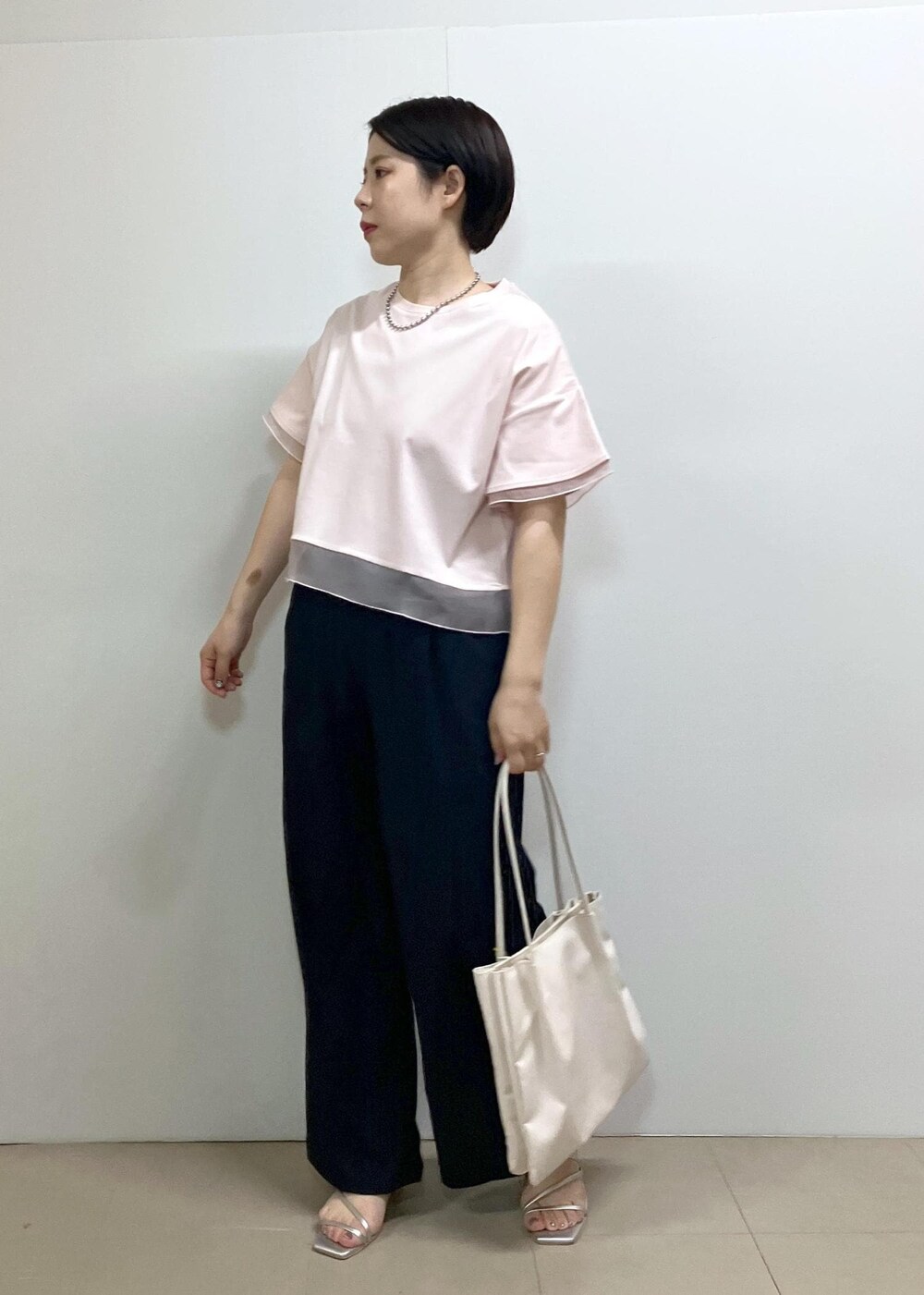 「夏コーデ、初秋コーデ、お仕事コーデ、授業参観日コーデ、お出かけコーデ、パンツスタイル、ROPÉ PICNIC、ストレート、ブルべ夏、混合、トップス、Tシャツ/カットソー、シャツ/ブラウス、パンツ、バッグ」｜「ROPE' PICNICの洗える3層ミドルトートバッグ（トートバッグ、ホワイト系）」を使った、ゆんさん（レディース・155cm）の春コーディネートの6枚目の写真