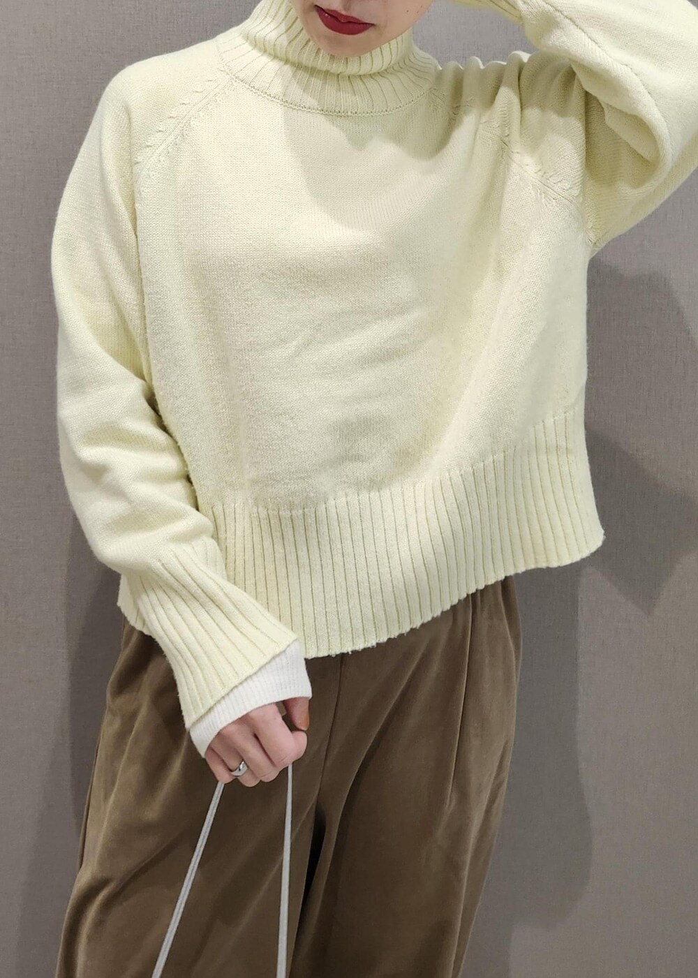 ホワイト系のニット/セーター、シルバー系のショルダーバッグ、ホワイト系のその他アウターを着用したレディースの冬コーディネートの10枚目の写真