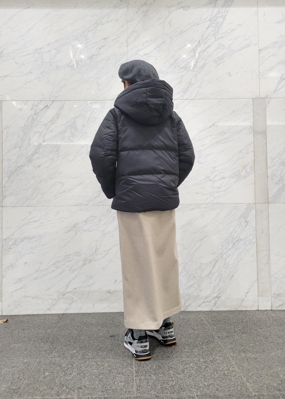「フェザー、羽毛、リサイクル、店舗限定、直営店限定カラー、限定カラー、ニット、スリットスカート、スリット、ベレー帽、ベレー、クロップド、ブラック、ダウン、ベージュ」｜「ROPE' PICNICのウールフェルトベレー帽（ハンチング/ベレー帽、グレー系）」を使った、daさん（レディース・162cm）の冬コーディネートの2枚目の写真