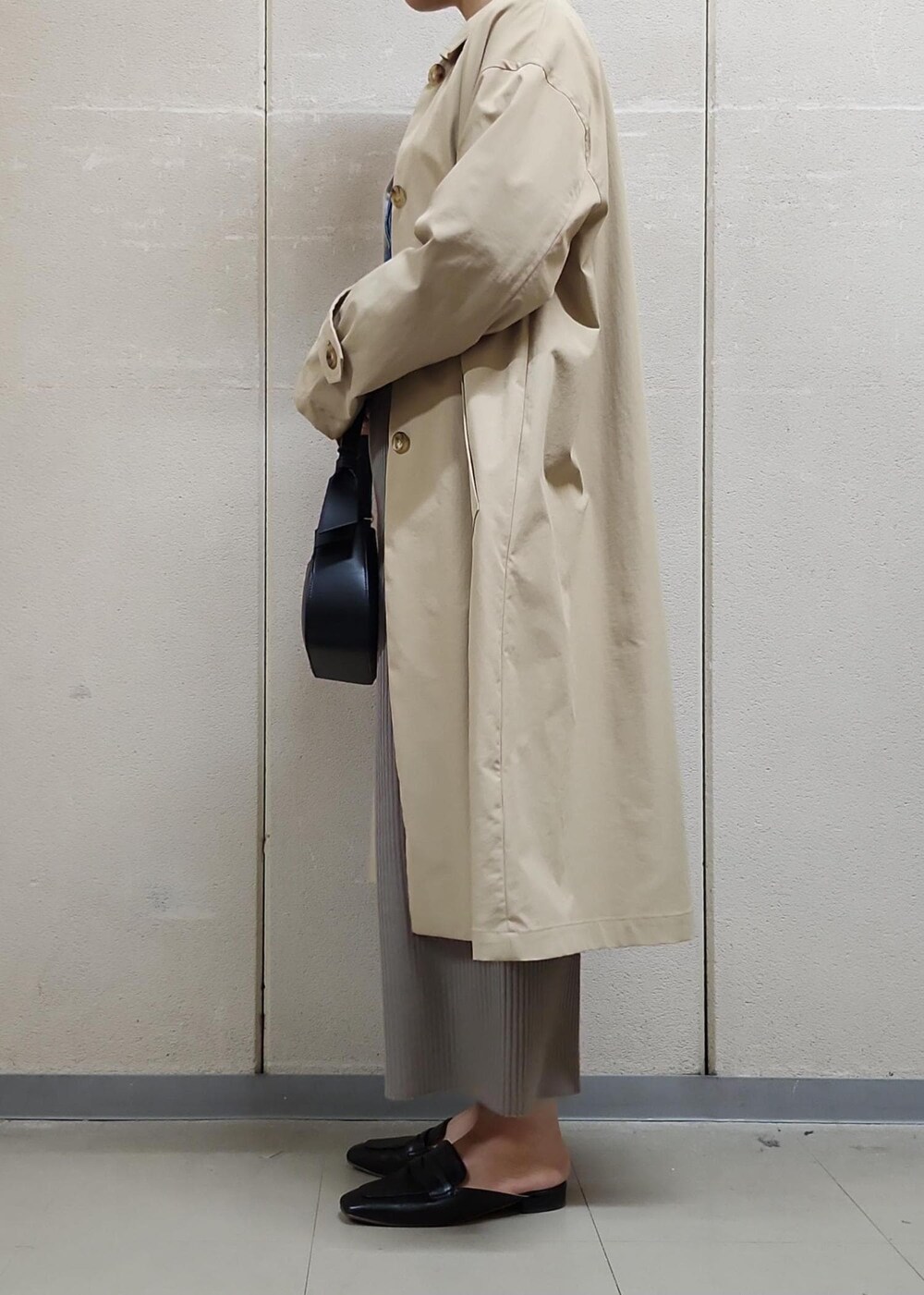 ブラック系のハンドバッグ、ブラウン系のスカート、ブラック系のTシャツ/カットソーを着用したレディースの春コーディネートの5枚目の写真