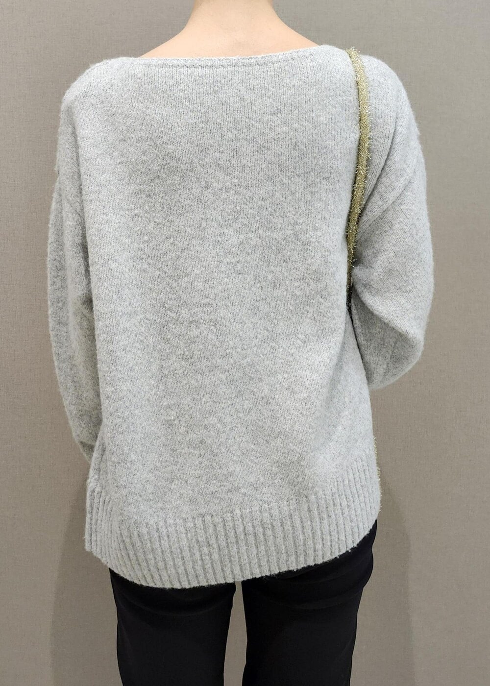 ブラック系のブーツ、ゴールド系のショルダーバッグ、グレー系のニット/セーターを着用したレディースの秋コーディネートの9枚目の写真