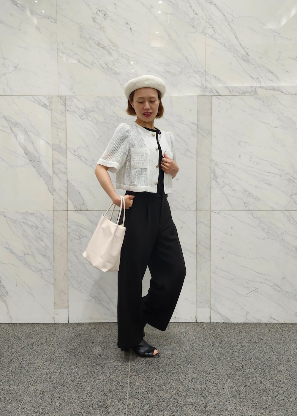 「紫外線カット、UVカット、サマージャケット、カーディガン風、接触冷感、涼しい、透け感、透ける、ウルトラストレッチワイドパンツ、ワイドパンツ、ワイドシルエット、モノトーン、ゴールドボタン、ボタン、半袖」｜「ROPE' PICNICのサーモベレー帽（ハンチング/ベレー帽、ホワイト系）」を使った、daさん（レディース・162cm）の春コーディネートの8枚目の写真