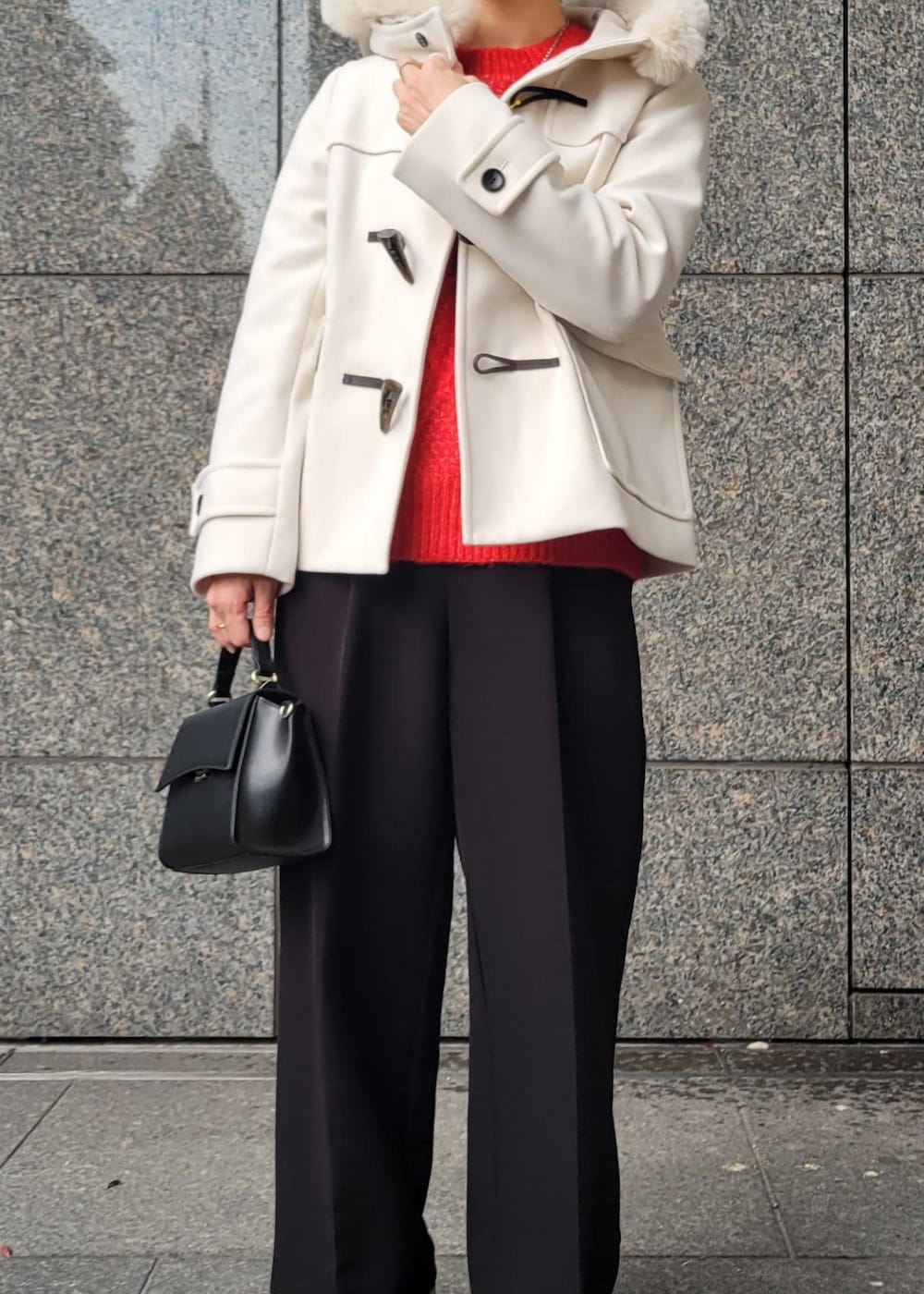 レッド系のニット/セーター、ブラック系のショルダーバッグ、ホワイト系のダッフルコートを着用したレディースの秋コーディネートの5枚目の写真