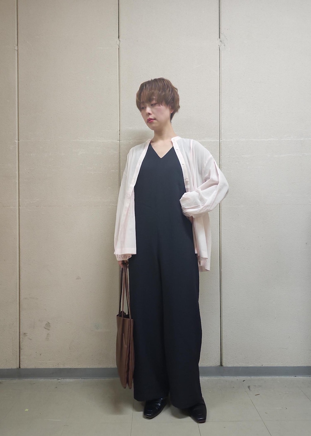 ピンク系のシャツ/ブラウス、ブラウン系のトートバッグ、ブラック系のローファーを着用したレディースの春コーディネートの6枚目の写真