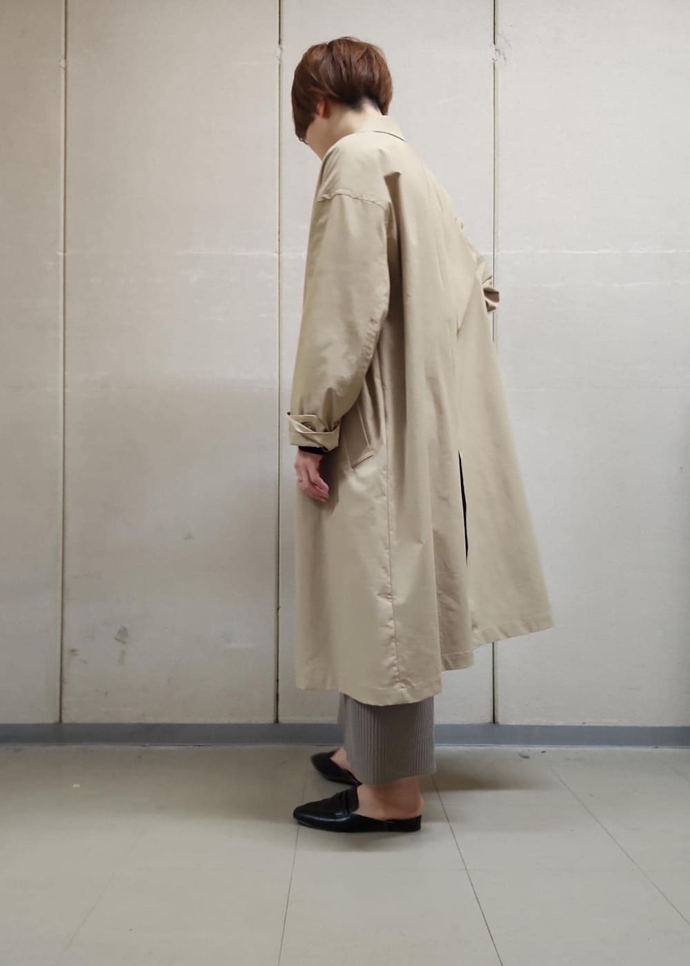 ブラック系のハンドバッグ、ブラウン系のスカート、ブラック系のTシャツ/カットソーを着用したレディースの春コーディネートの4枚目の写真