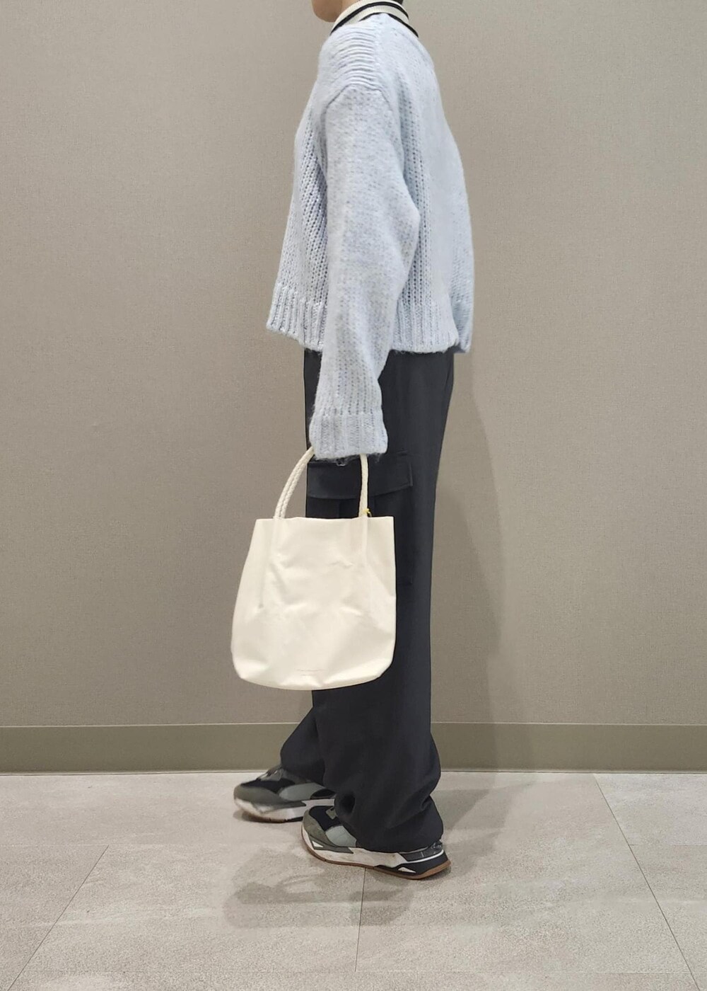 ホワイト系のニット/セーター、グレー系のカーゴパンツ、ブルー系のニット/セーターを着用したレディースの冬コーディネートの2枚目の写真