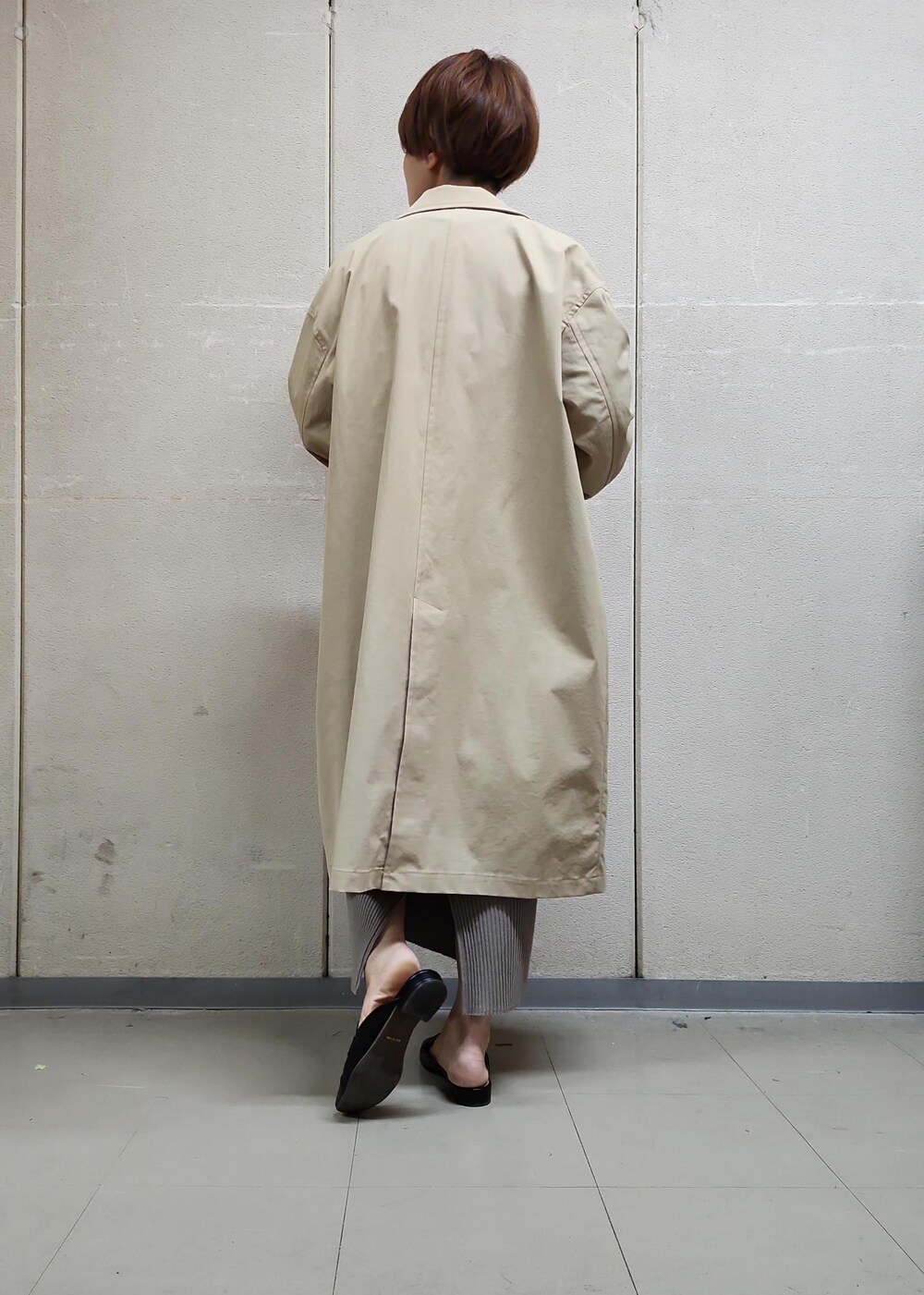 ブラック系のハンドバッグ、ブラウン系のスカート、ブラック系のTシャツ/カットソーを着用したレディースの春コーディネートの3枚目の写真