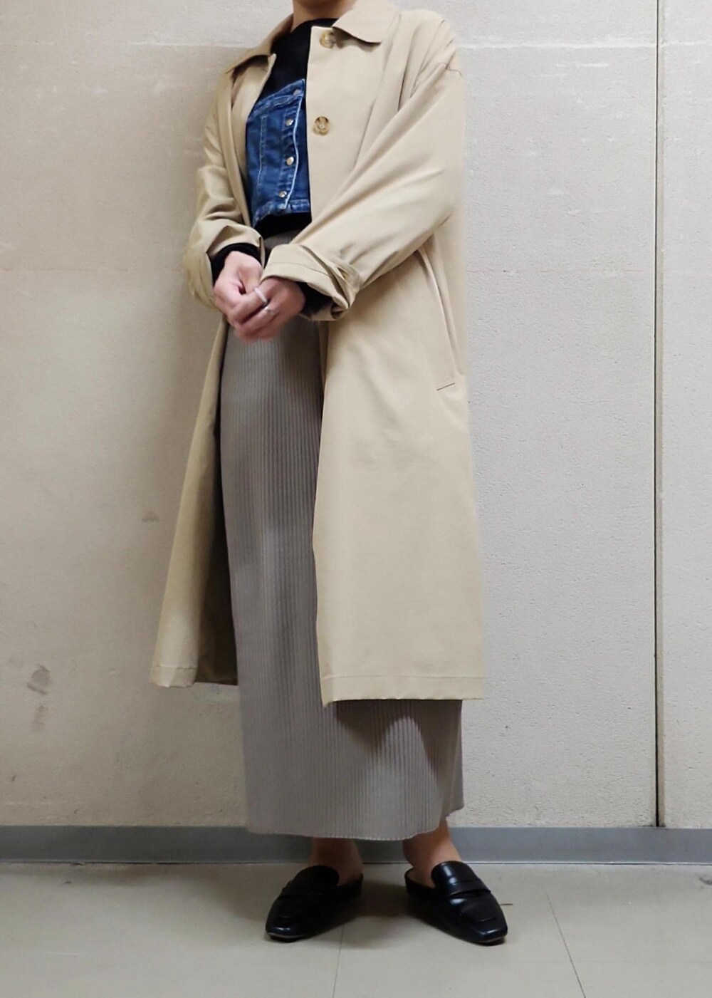 ブラック系のハンドバッグ、ブラウン系のスカート、ブラック系のTシャツ/カットソーを着用したレディースの春コーディネートの6枚目の写真