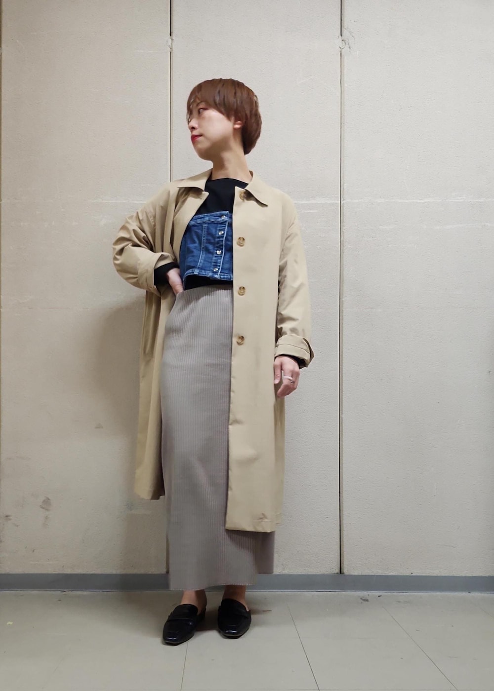 ブラック系のハンドバッグ、ブラウン系のスカート、ブラック系のTシャツ/カットソーを着用したレディースの春コーディネートの8枚目の写真