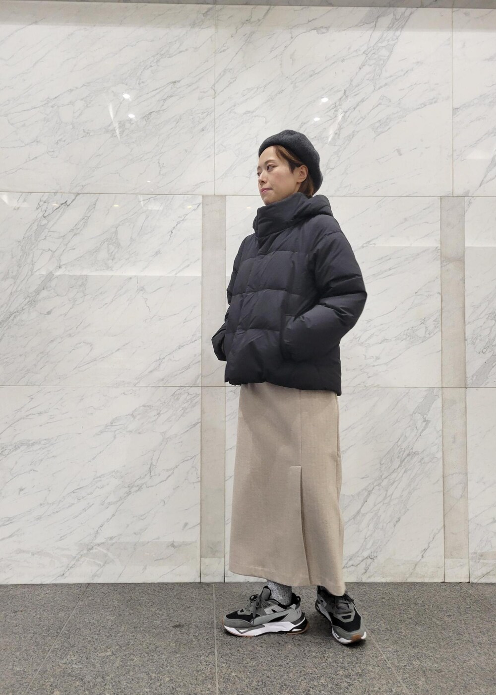 「フェザー、羽毛、リサイクル、店舗限定、直営店限定カラー、限定カラー、ニット、スリットスカート、スリット、ベレー帽、ベレー、クロップド、ブラック、ダウン、ベージュ」｜「ROPE' PICNICのウールフェルトベレー帽（ハンチング/ベレー帽、グレー系）」を使った、daさん（レディース・162cm）の冬コーディネートの3枚目の写真
