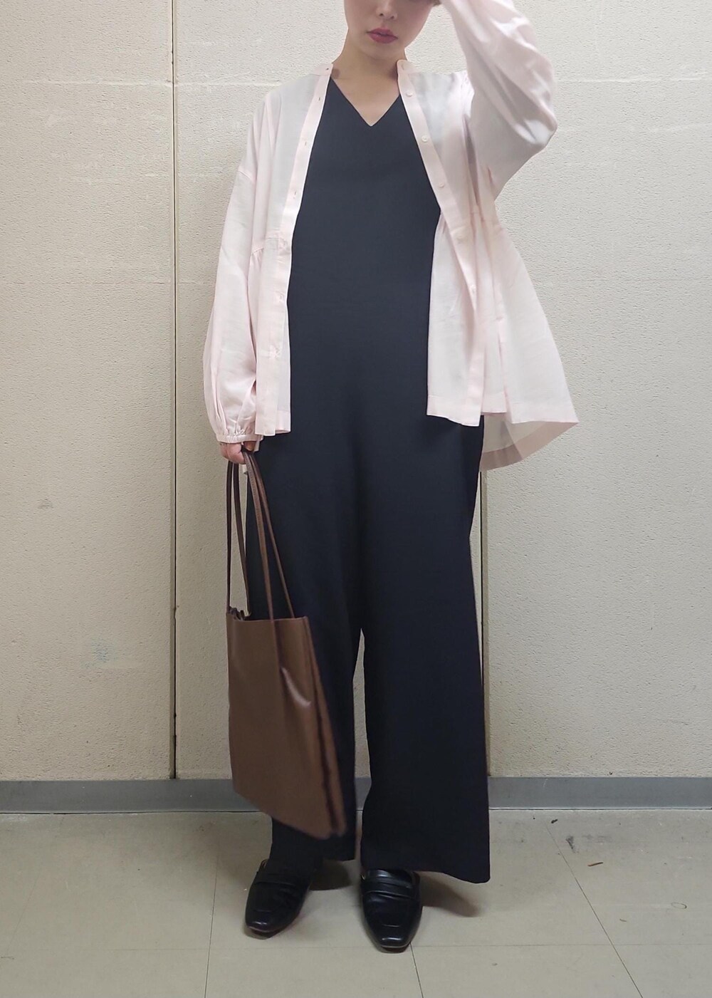 ピンク系のシャツ/ブラウス、ブラウン系のトートバッグ、ブラック系のローファーを着用したレディースの春コーディネートの4枚目の写真