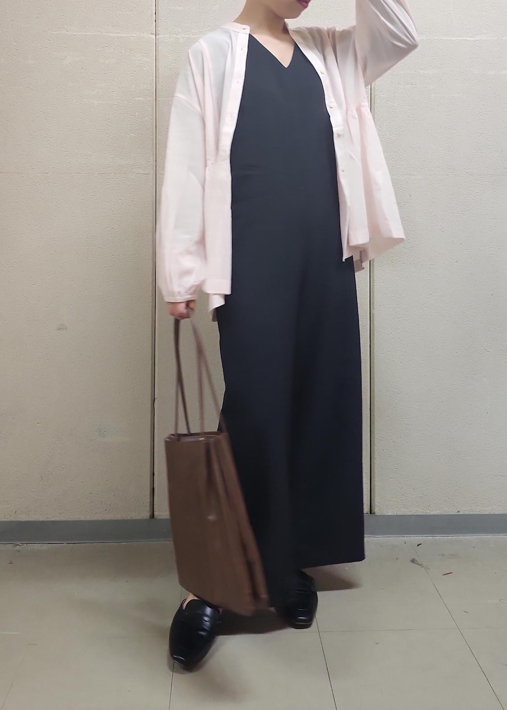 ピンク系のシャツ/ブラウス、ブラウン系のトートバッグ、ブラック系のローファーを着用したレディースの春コーディネートの5枚目の写真