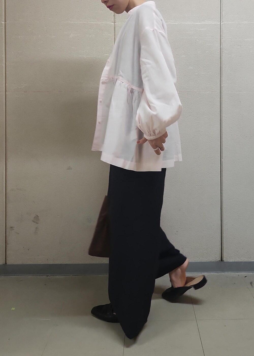 ピンク系のシャツ/ブラウス、ブラウン系のトートバッグ、ブラック系のローファーを着用したレディースの春コーディネートの2枚目の写真