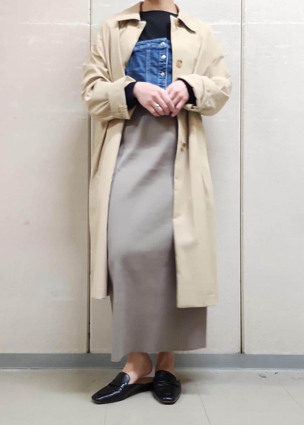 ブラック系のハンドバッグ、ブラウン系のスカート、ブラック系のTシャツ/カットソーを着用したレディースの春コーディネートの7枚目の写真