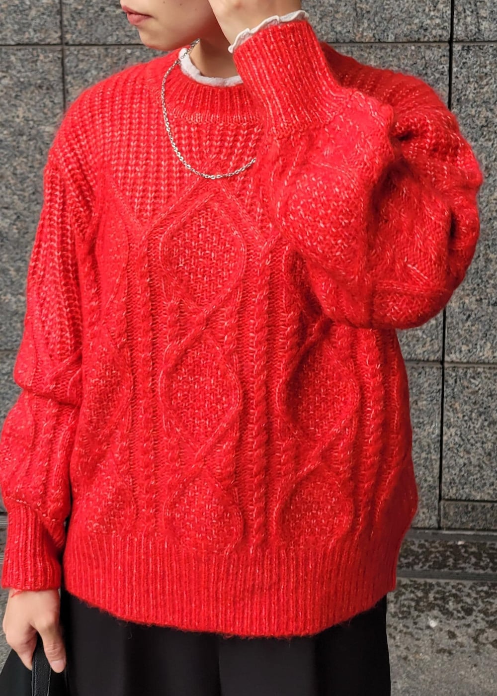 レッド系のニット/セーター、ブラック系のショルダーバッグ、ブラック系のその他パンツを着用したレディースの秋コーディネートの2枚目の写真