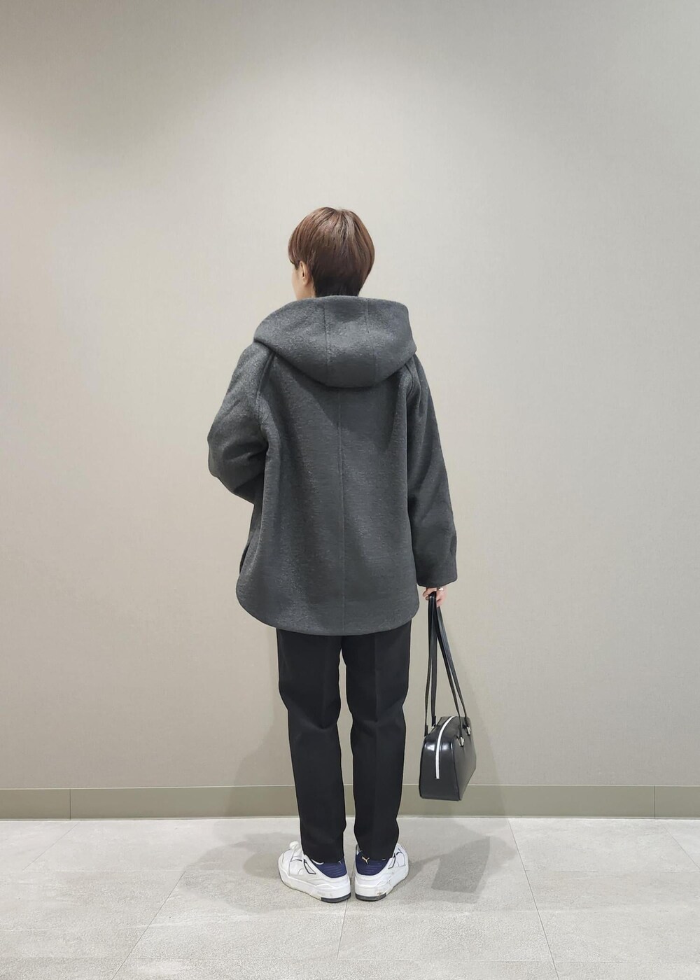 ホワイト系のニット/セーター、グレー系のその他アウター、ブラック系のボストンバッグを着用したレディースの冬コーディネートの5枚目の写真