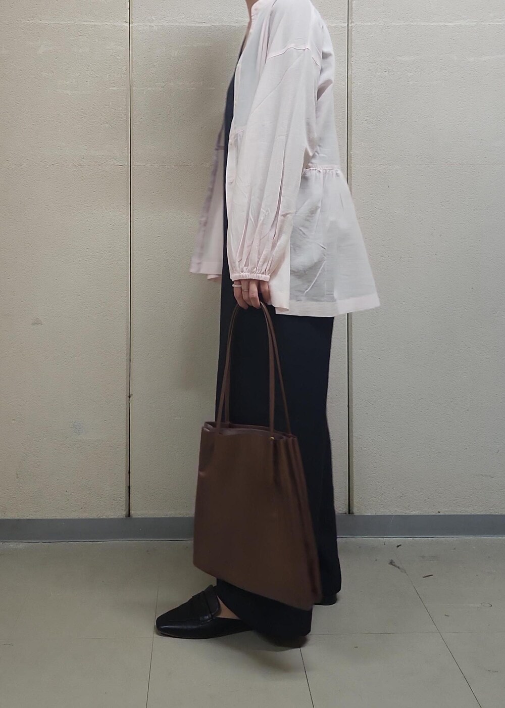 ピンク系のシャツ/ブラウス、ブラウン系のトートバッグ、ブラック系のローファーを着用したレディースの春コーディネートの3枚目の写真