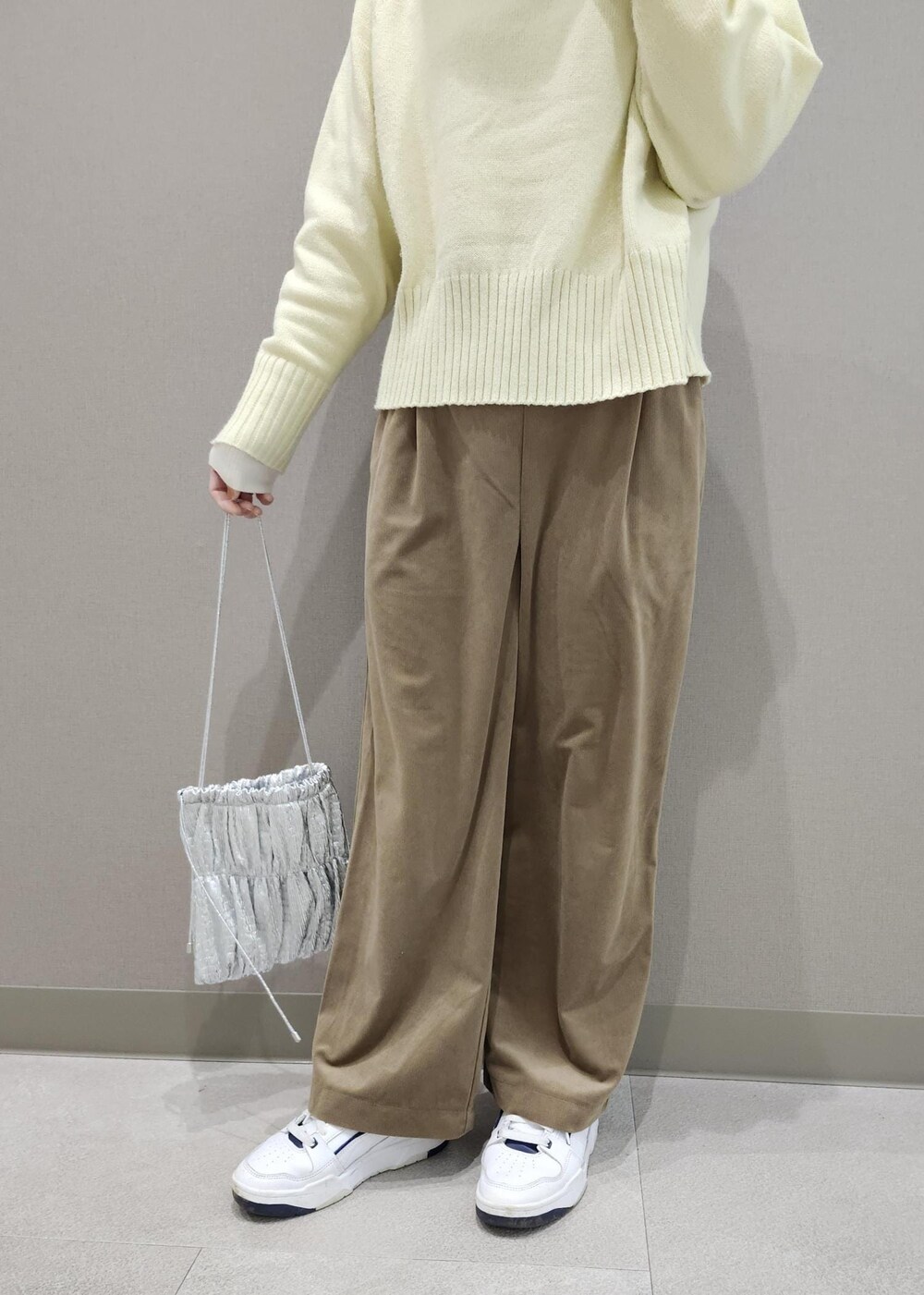 ホワイト系のニット/セーター、シルバー系のショルダーバッグ、ホワイト系のその他アウターを着用したレディースの冬コーディネートの9枚目の写真