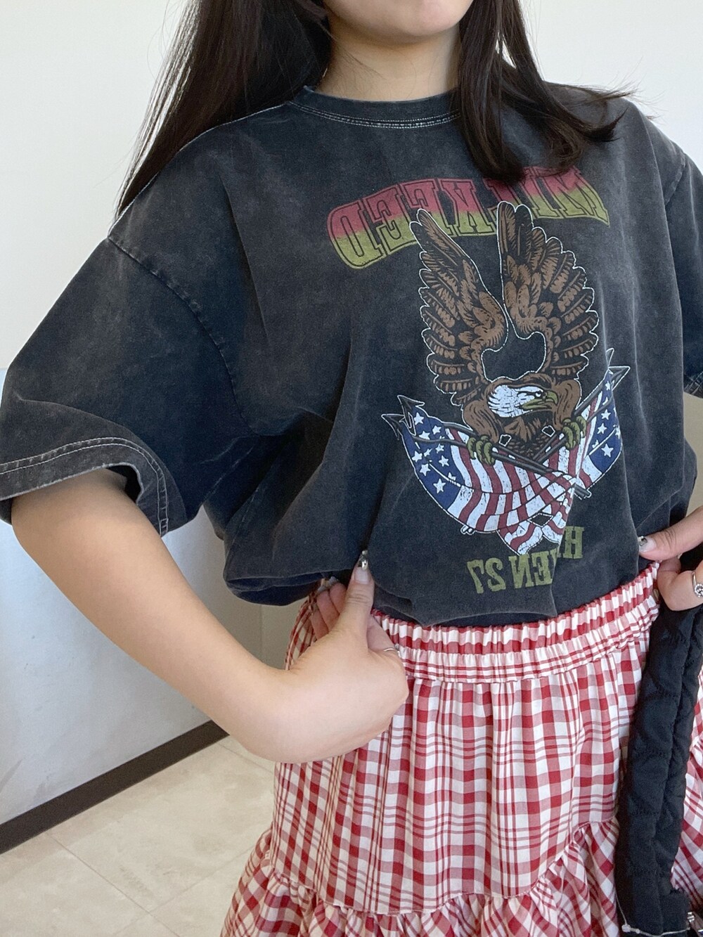 「MILKFED.、イーグルT、スカート、Charcoal、red、black、ジャケット」｜「MILKFED.のCROPPED WORK JACKET（カバーオール、ブラック系）」を使った、Mizuki:)さん（レディース・166cm）の春コーディネートの6枚目の写真