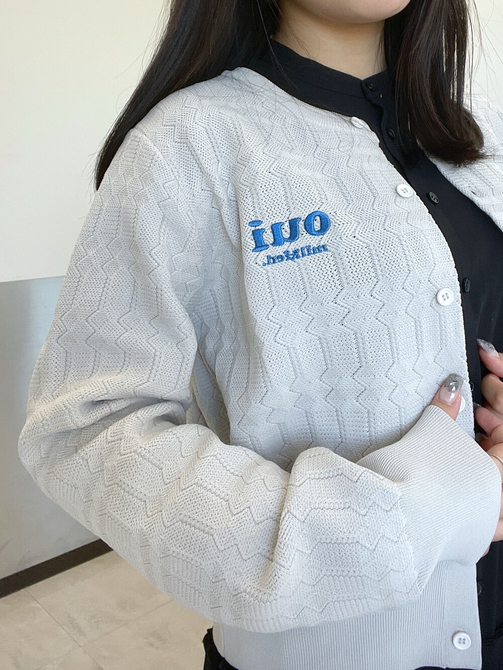 「MILKFED.、ワンピース、カーディガン、コインケース、バッグ、ライトグレー、ブラック、レッド」｜「MILKFED.のOUI LOGO KNIT CARDIGAN（カーディガン/ボレロ、グレー系）」を使った、Mizuki:)さん（レディース・166cm）の春コーディネートの4枚目の写真