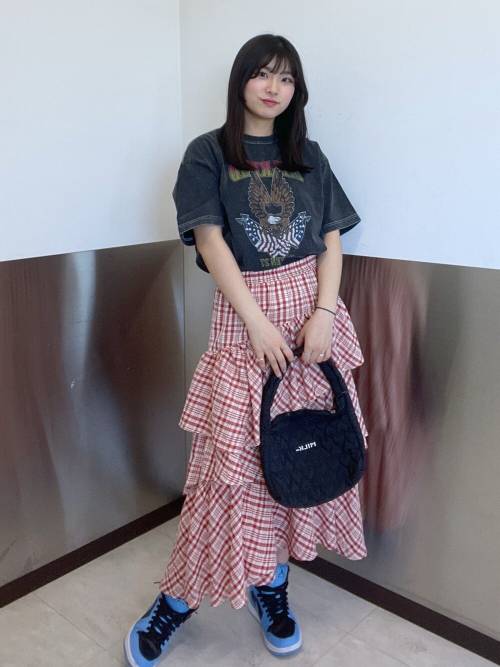 「MILKFED.、イーグルT、スカート、Charcoal、red、black、ジャケット」｜「MILKFED.のCROPPED WORK JACKET（カバーオール、ブラック系）」を使った、Mizuki:)さん（レディース・166cm）の春コーディネートの5枚目の写真