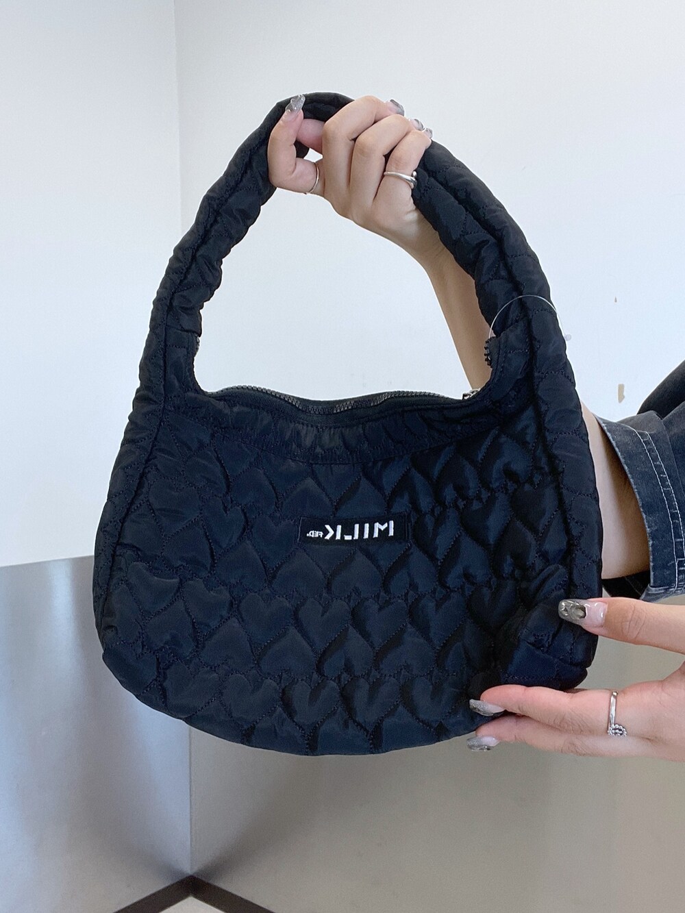 「MILKFED.、イーグルT、スカート、Charcoal、red、black、ジャケット」｜「MILKFED.のCROPPED WORK JACKET（カバーオール、ブラック系）」を使った、Mizuki:)さん（レディース・166cm）の春コーディネートの7枚目の写真