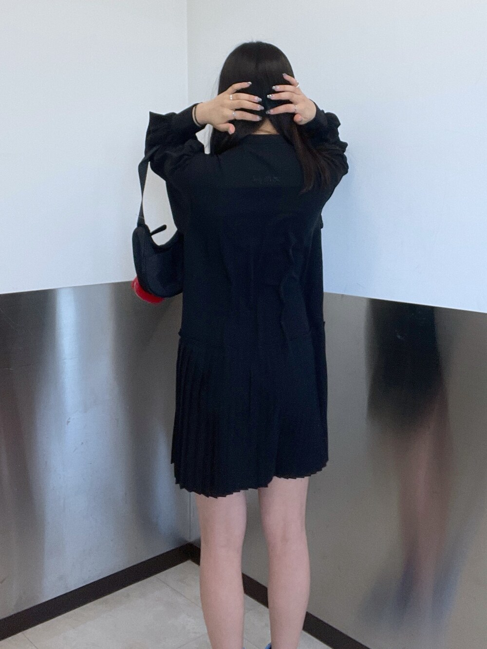 「MILKFED.、ワンピース、カーディガン、コインケース、バッグ、ライトグレー、ブラック、レッド」｜「MILKFED.のOUI LOGO KNIT CARDIGAN（カーディガン/ボレロ、グレー系）」を使った、Mizuki:)さん（レディース・166cm）の春コーディネートの7枚目の写真