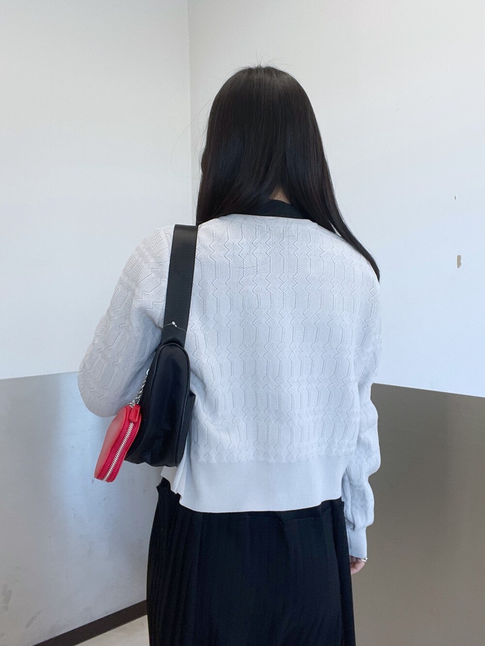 「MILKFED.、ワンピース、カーディガン、コインケース、バッグ、ライトグレー、ブラック、レッド」｜「MILKFED.のOUI LOGO KNIT CARDIGAN（カーディガン/ボレロ、グレー系）」を使った、Mizuki:)さん（レディース・166cm）の春コーディネートの2枚目の写真