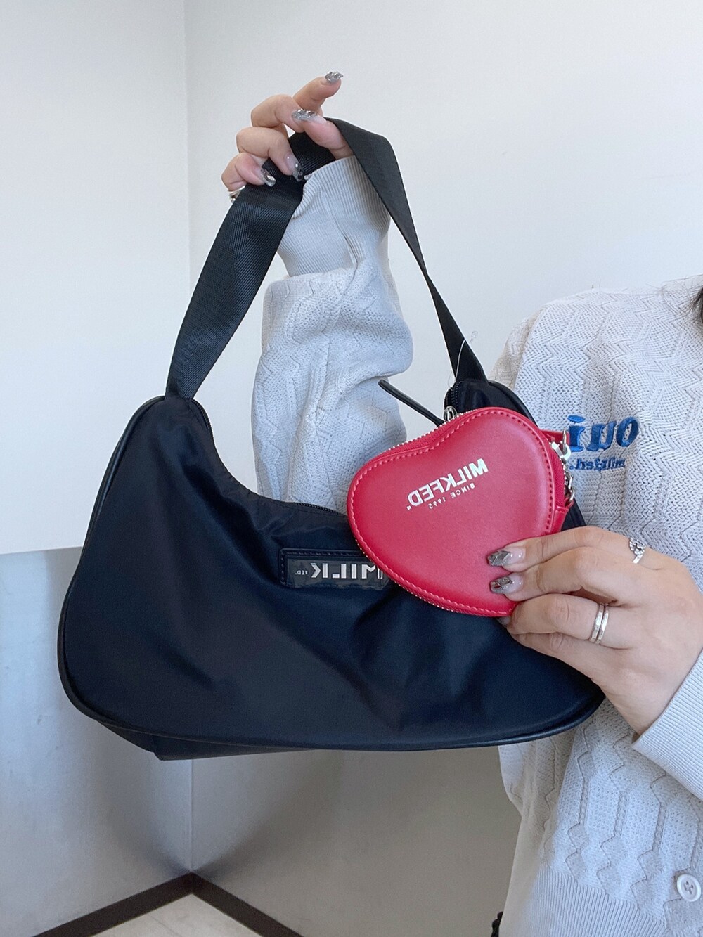 「MILKFED.、ワンピース、カーディガン、コインケース、バッグ、ライトグレー、ブラック、レッド」｜「MILKFED.のOUI LOGO KNIT CARDIGAN（カーディガン/ボレロ、グレー系）」を使った、Mizuki:)さん（レディース・166cm）の春コーディネートの5枚目の写真