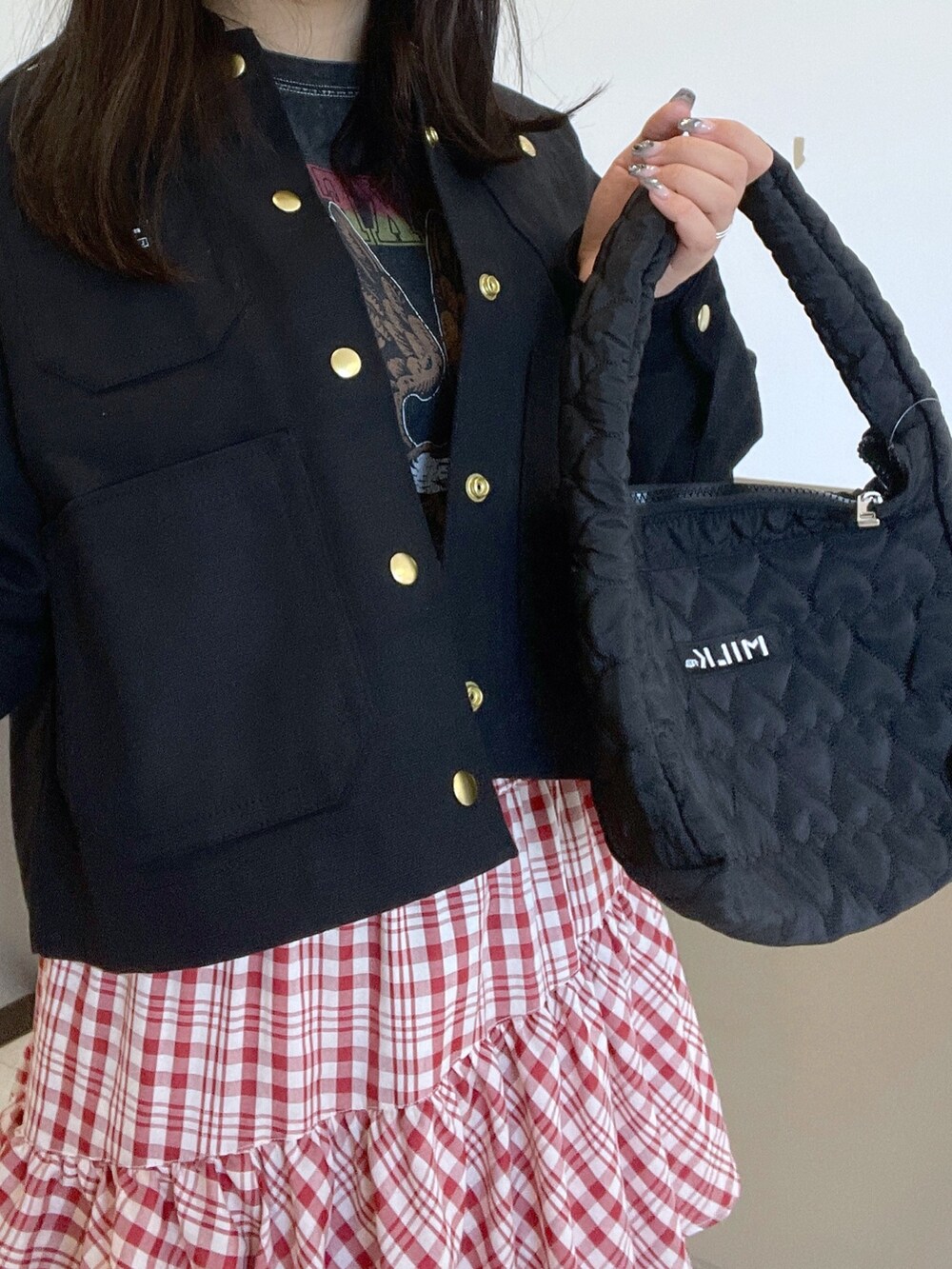 「MILKFED.、イーグルT、スカート、Charcoal、red、black、ジャケット」｜「MILKFED.のCROPPED WORK JACKET（カバーオール、ブラック系）」を使った、Mizuki:)さん（レディース・166cm）の春コーディネートの3枚目の写真