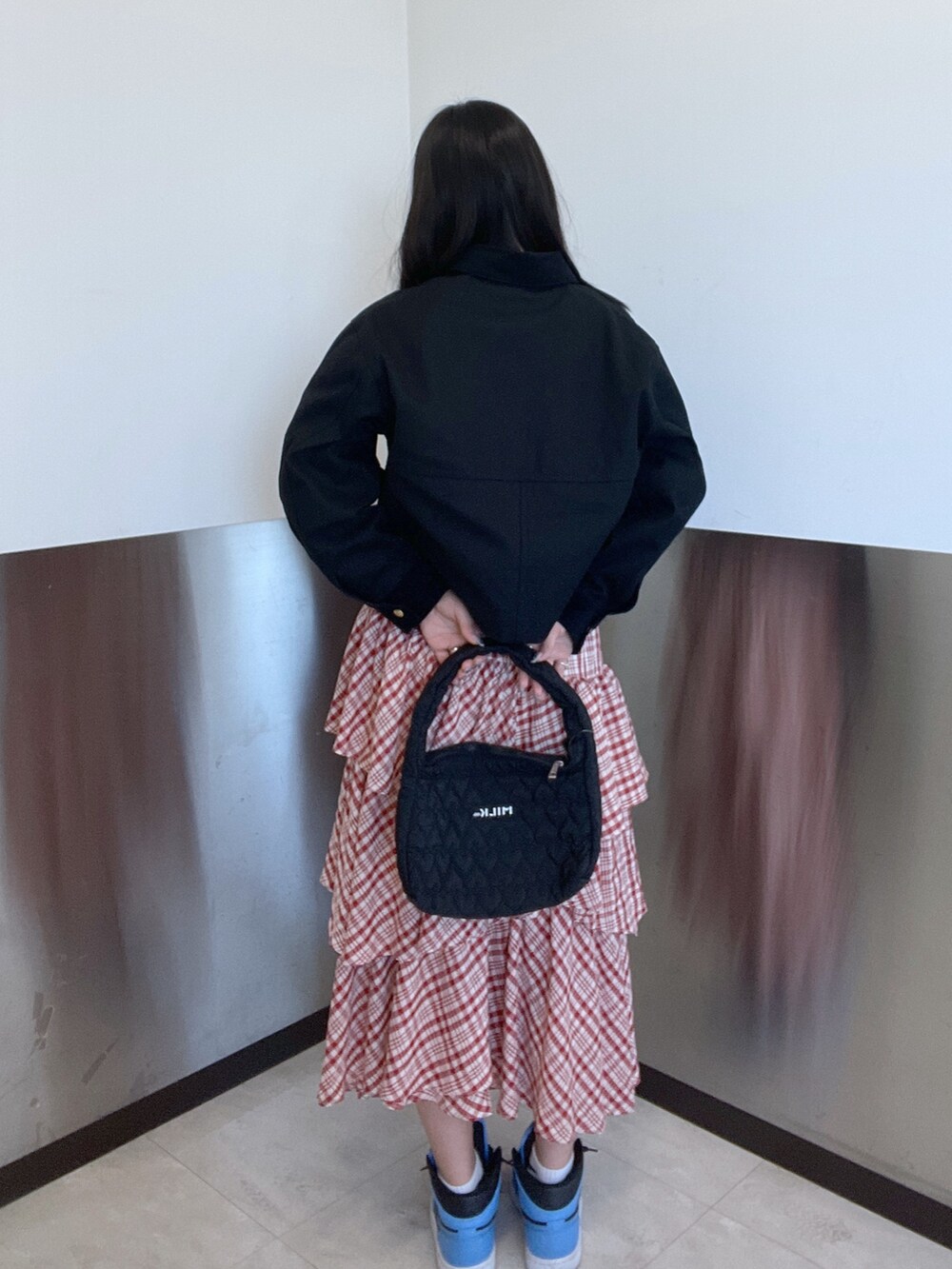 「MILKFED.、イーグルT、スカート、Charcoal、red、black、ジャケット」｜「MILKFED.のCROPPED WORK JACKET（カバーオール、ブラック系）」を使った、Mizuki:)さん（レディース・166cm）の春コーディネートの2枚目の写真