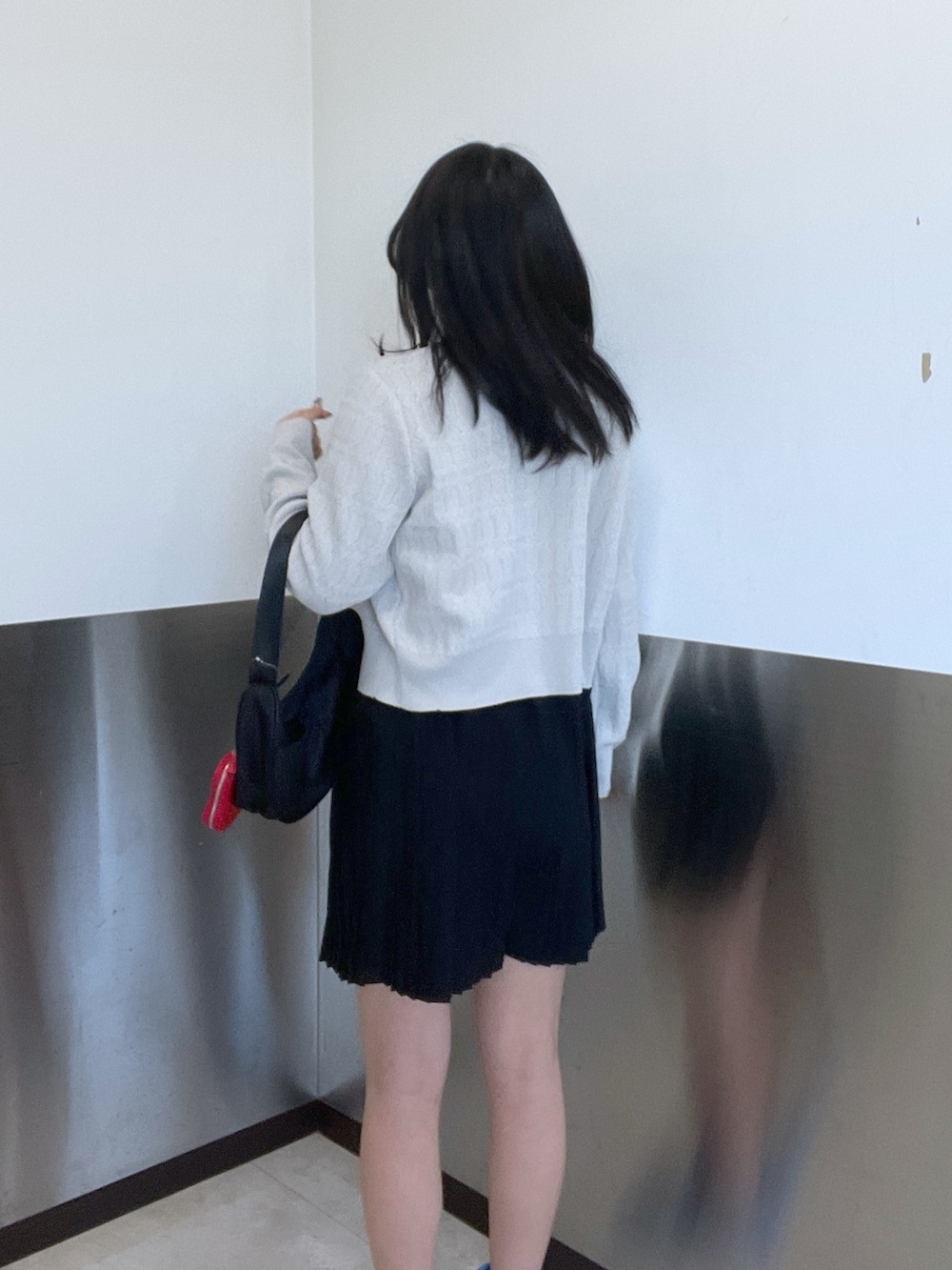 「MILKFED.、ワンピース、カーディガン、コインケース、バッグ、ライトグレー、ブラック、レッド」｜「MILKFED.のOUI LOGO KNIT CARDIGAN（カーディガン/ボレロ、グレー系）」を使った、Mizuki:)さん（レディース・166cm）の春コーディネートの3枚目の写真