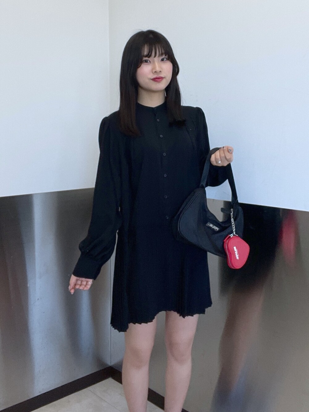 「MILKFED.、ワンピース、カーディガン、コインケース、バッグ、ライトグレー、ブラック、レッド」｜「MILKFED.のOUI LOGO KNIT CARDIGAN（カーディガン/ボレロ、グレー系）」を使った、Mizuki:)さん（レディース・166cm）の春コーディネートの6枚目の写真