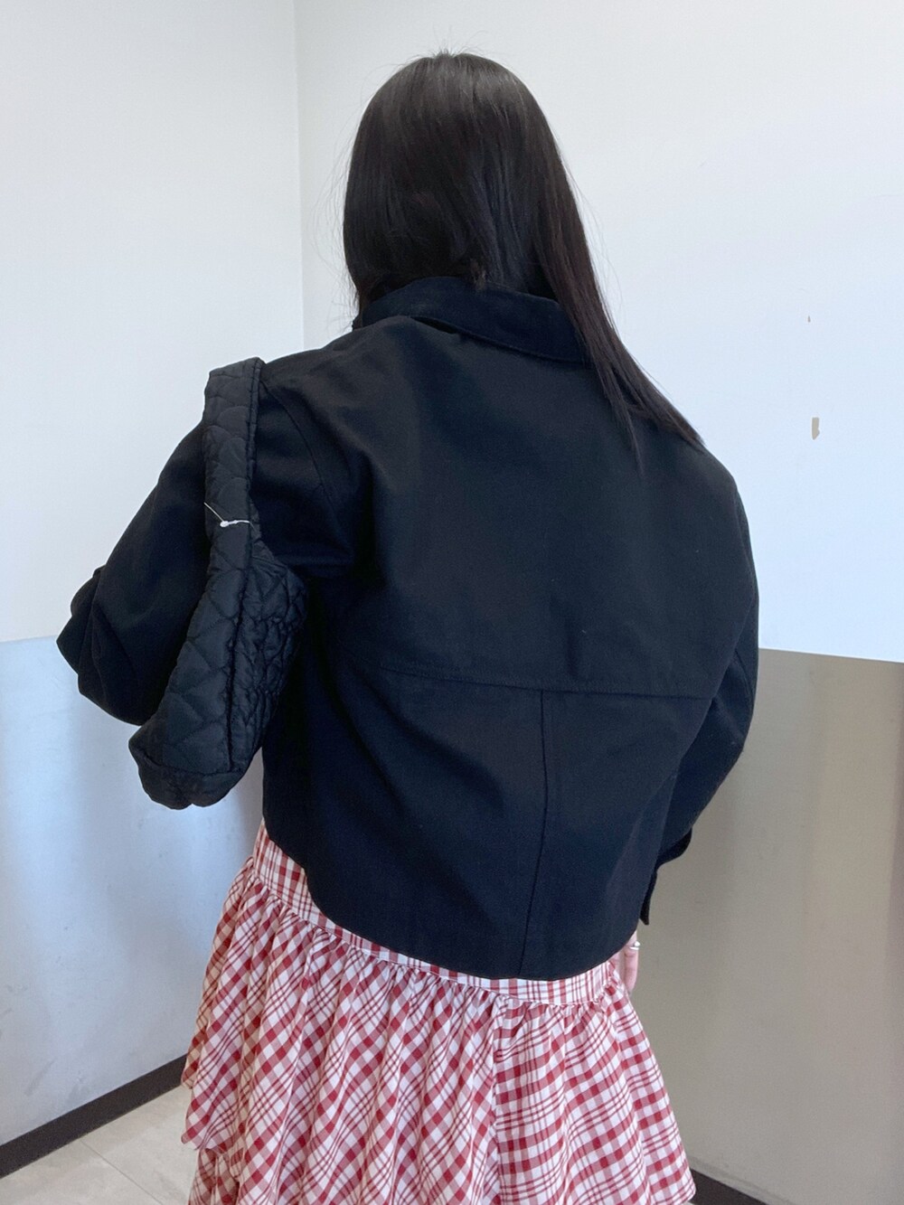 「MILKFED.、イーグルT、スカート、Charcoal、red、black、ジャケット」｜「MILKFED.のCROPPED WORK JACKET（カバーオール、ブラック系）」を使った、Mizuki:)さん（レディース・166cm）の春コーディネートの4枚目の写真